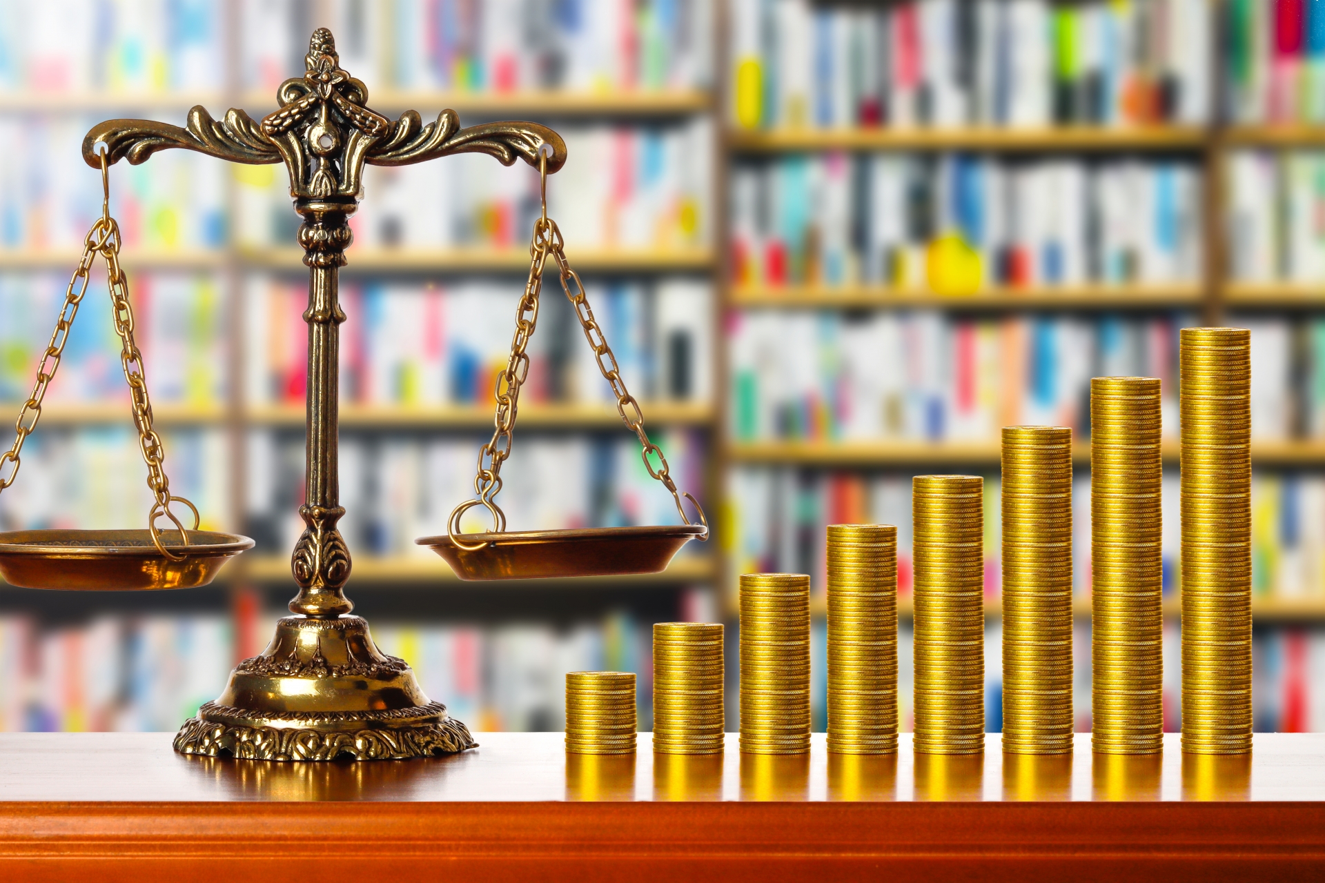 天秤とお金が増えるイメージ