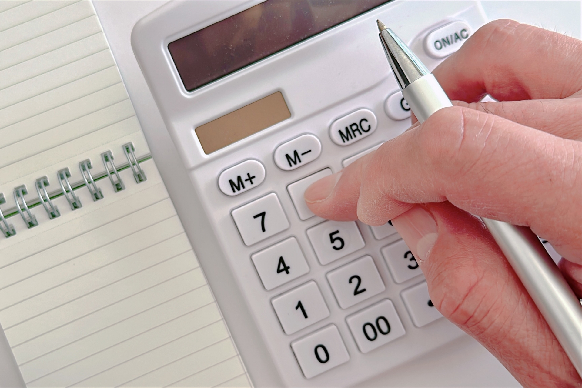 電卓を使う男性の手元　サラリーマン