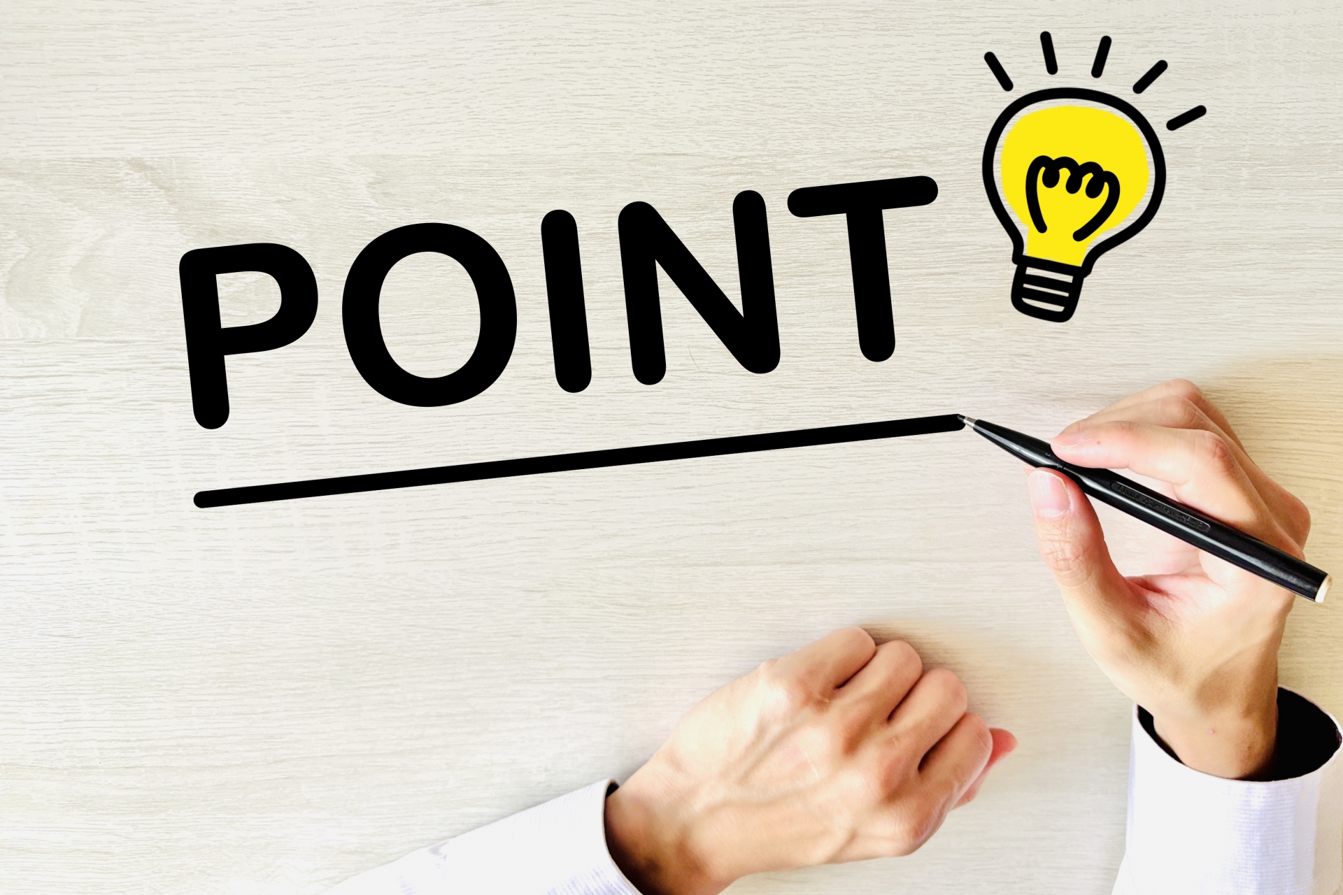 机にポイントの文字を書く手