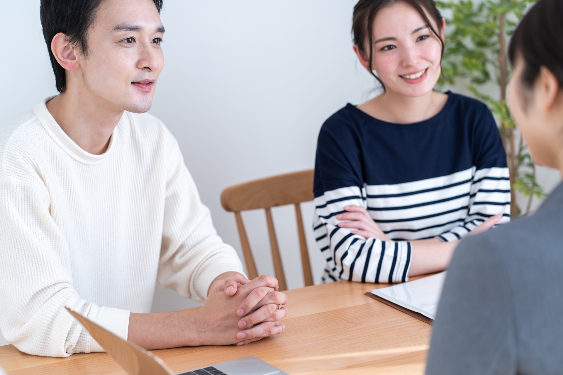 話しを聞くカップル