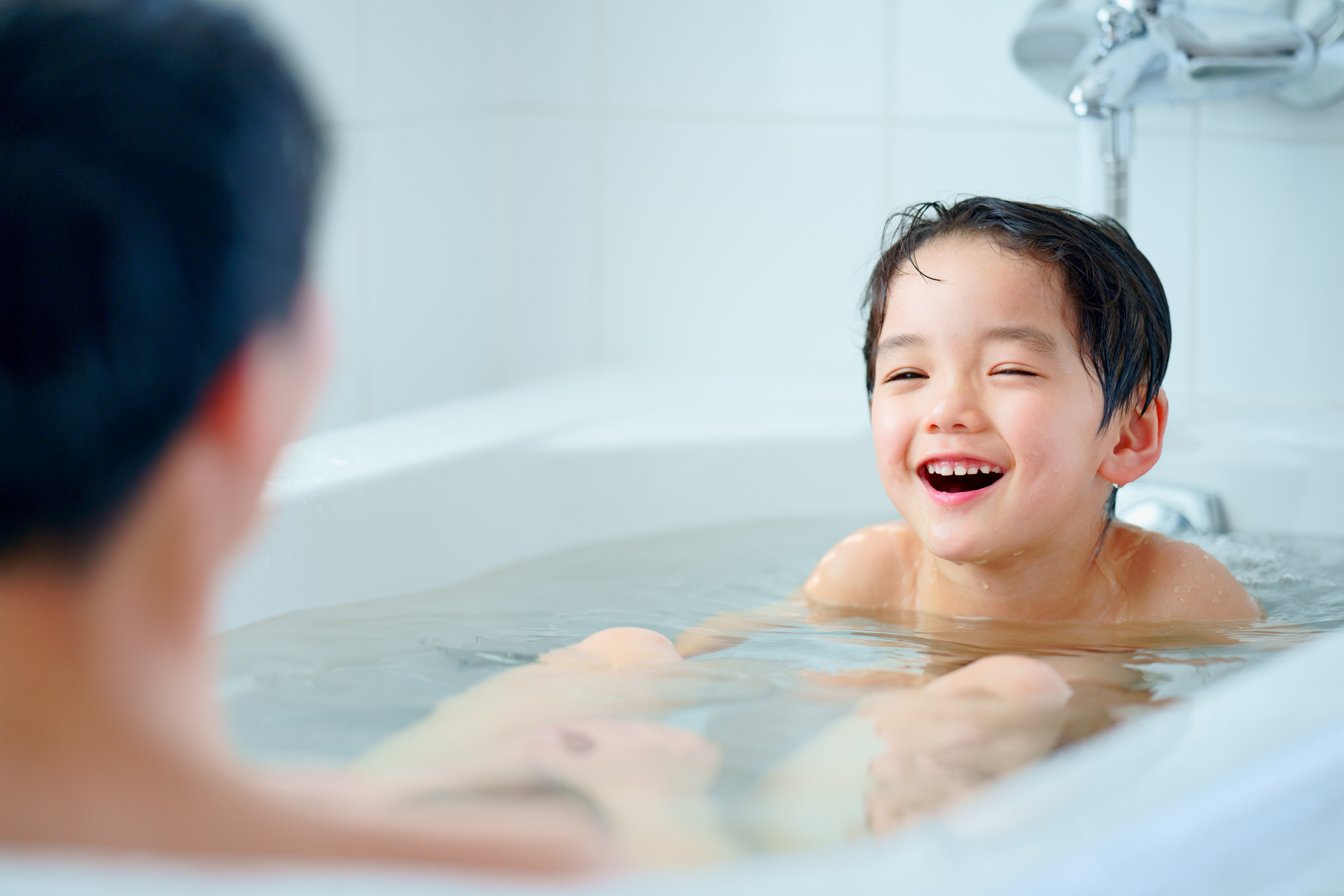 お風呂に入る親子