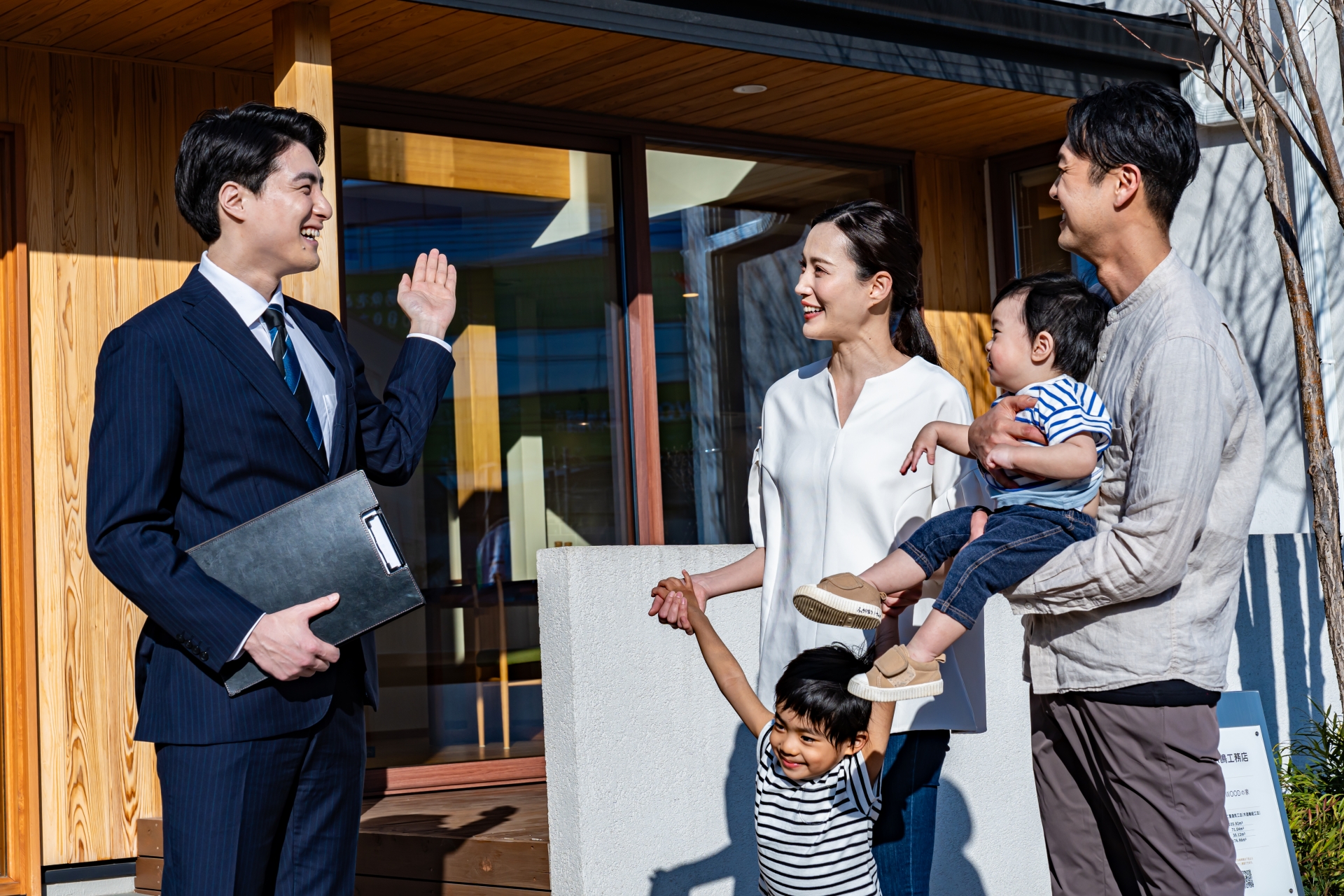 家を案内される家族