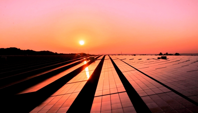 夕焼けと太陽光パネル