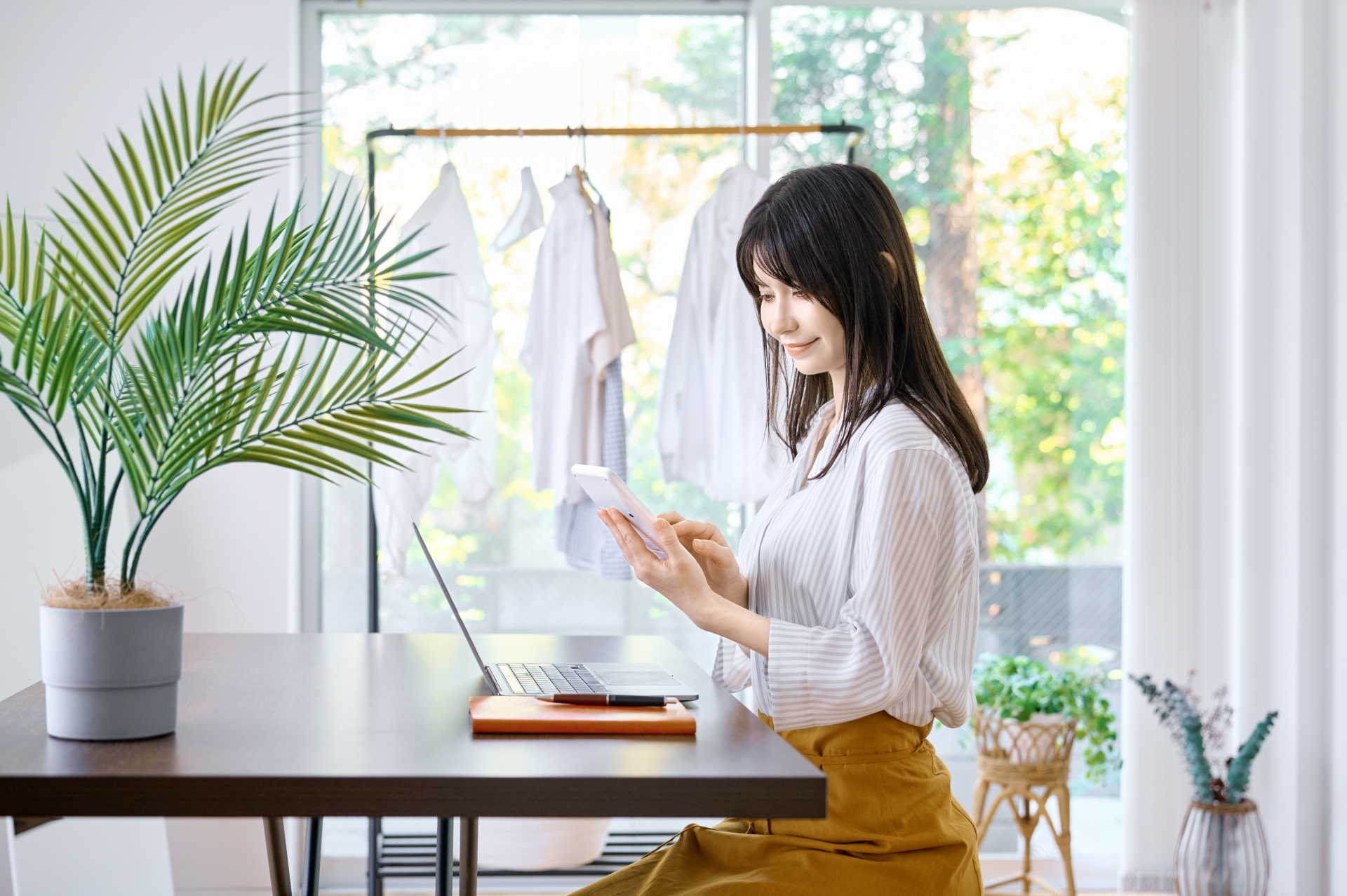 計算機を使う女性