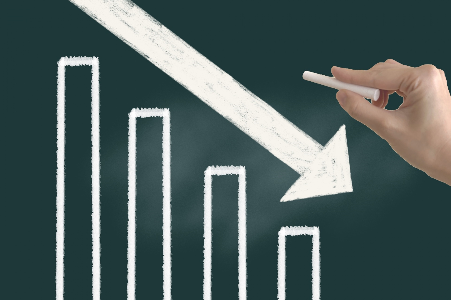 下がるグラフを黒板に書く人