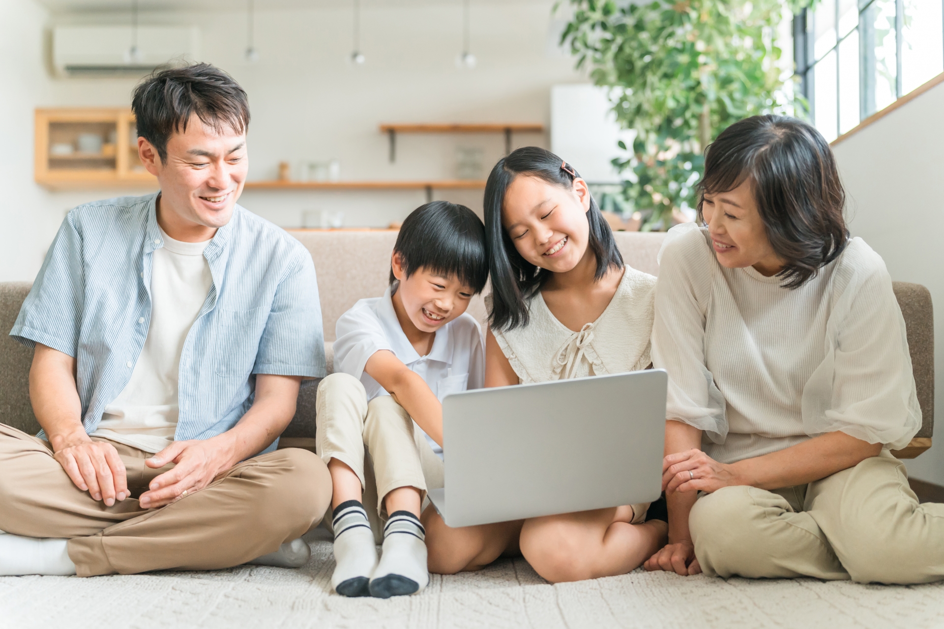 マイホームのリビングで団欒するファミリー