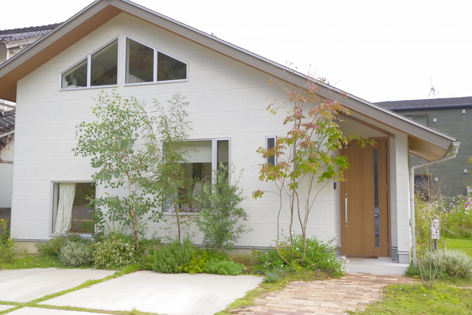 植栽が美しい新築住宅の外観