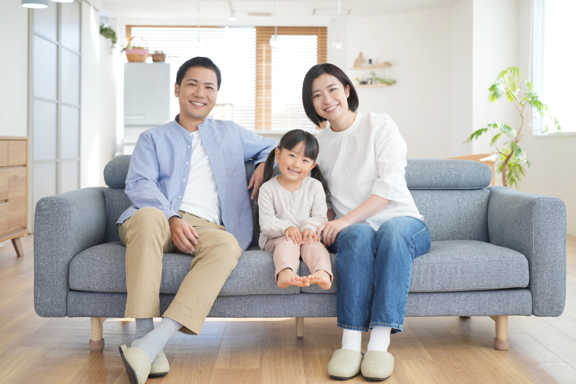 ソファーに座るお父さんとお母さんと女の子