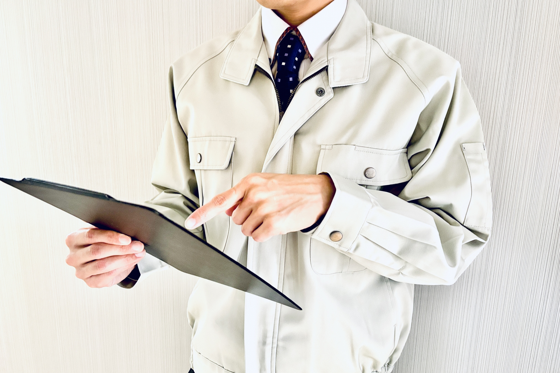 作業現場の指示を確認する作業員