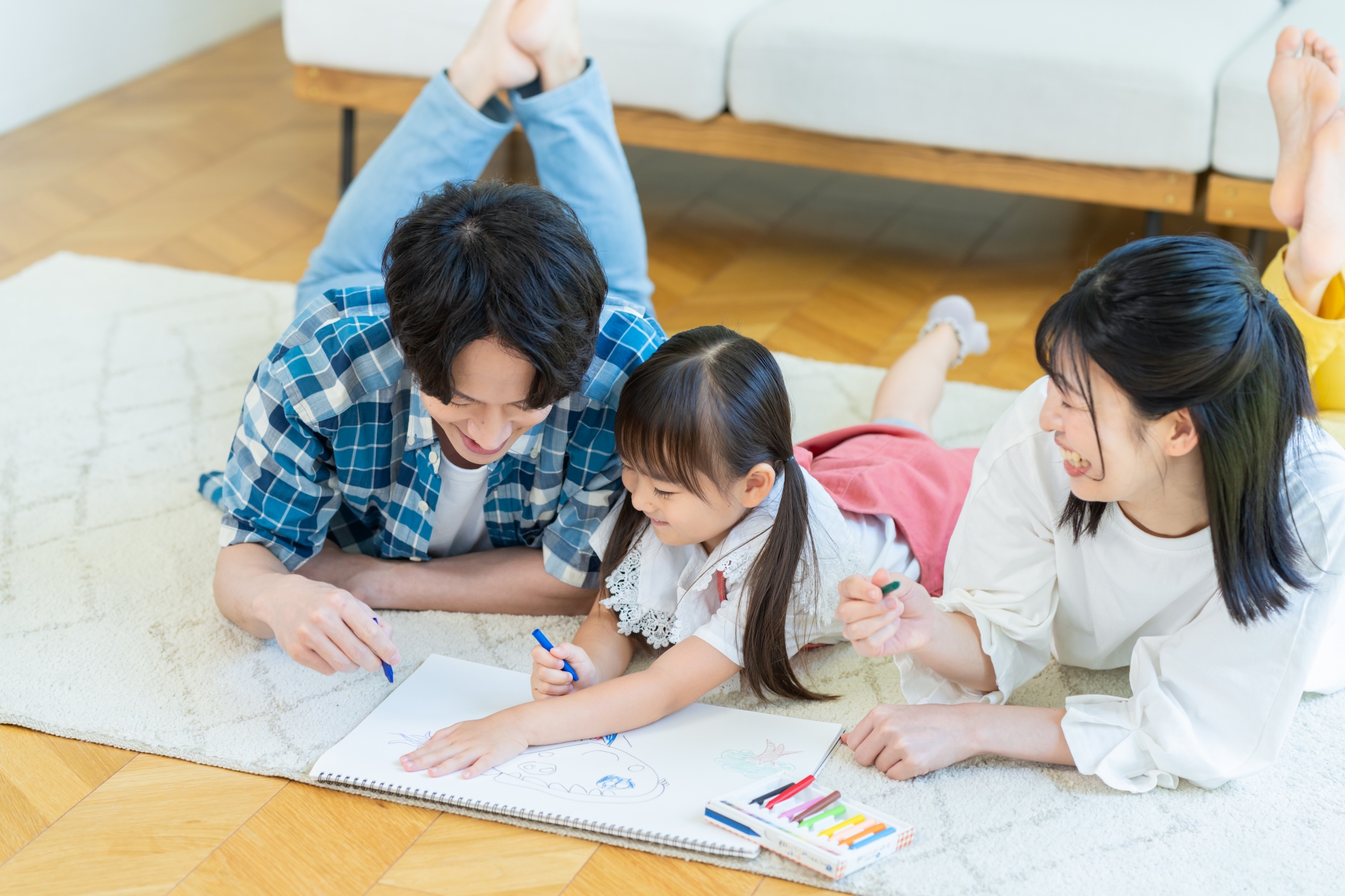 リビングで遊ぶ家族