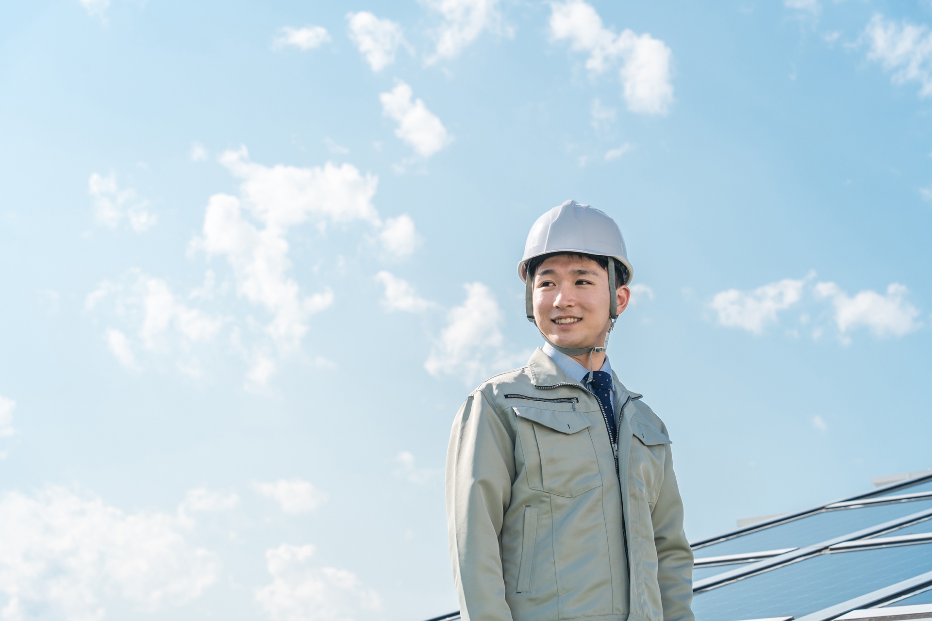 電力会社・電気工事業者の作業着姿の技術者