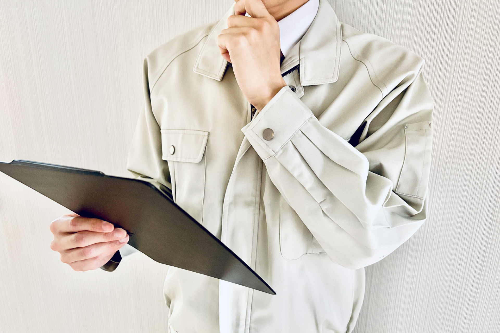 資料を見て考える男性作業員