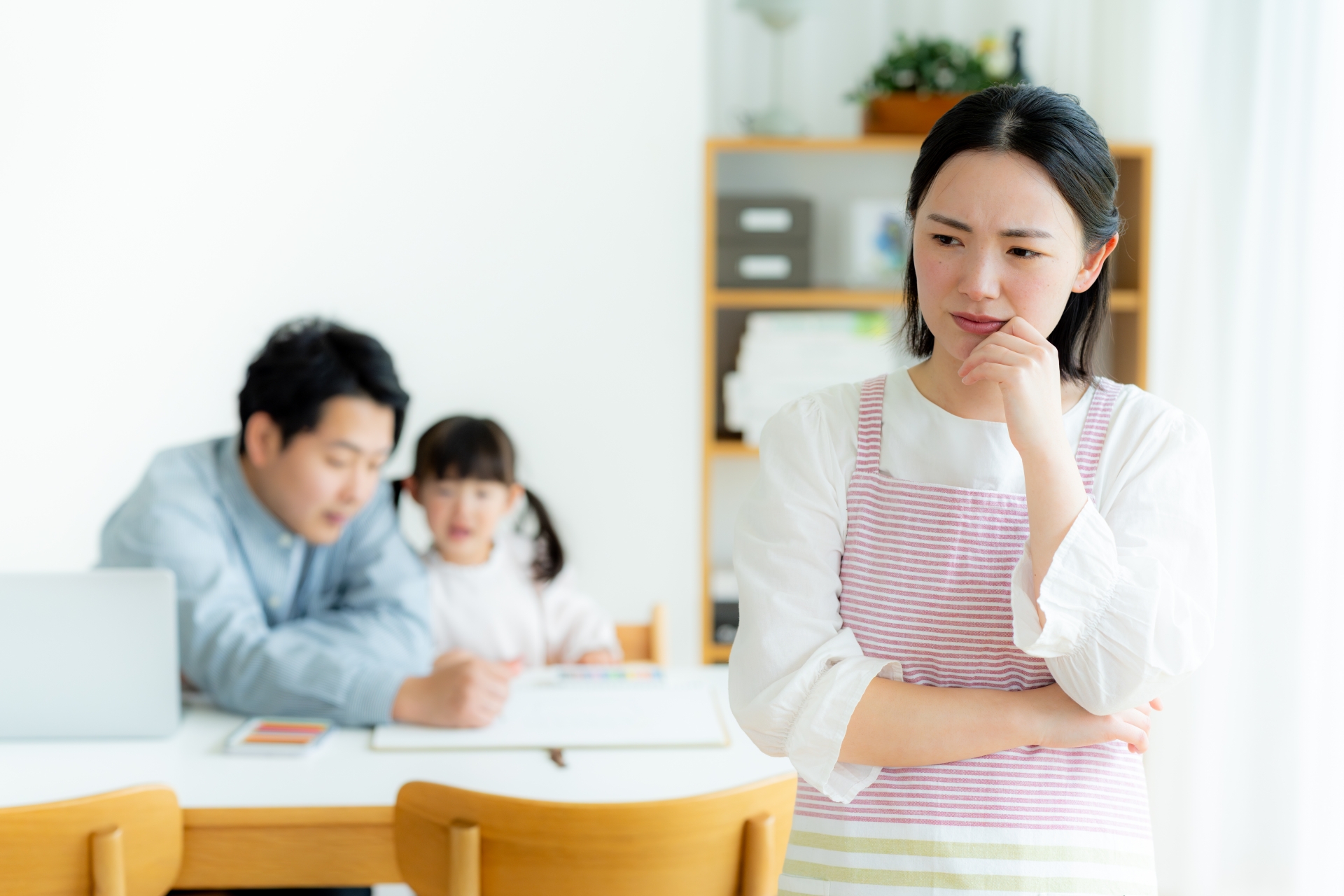 リビングで悩むママ