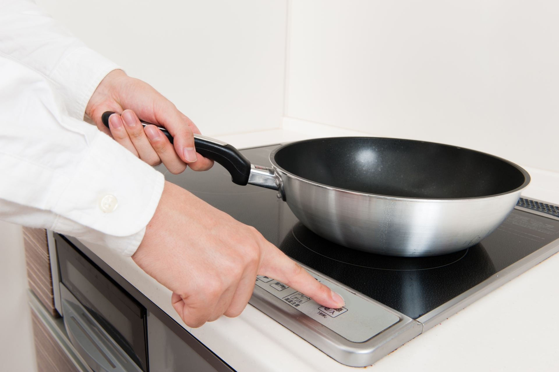 IHキッチンとフライパンで料理