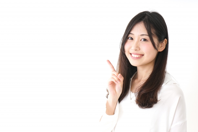 人差し指を立てている女性