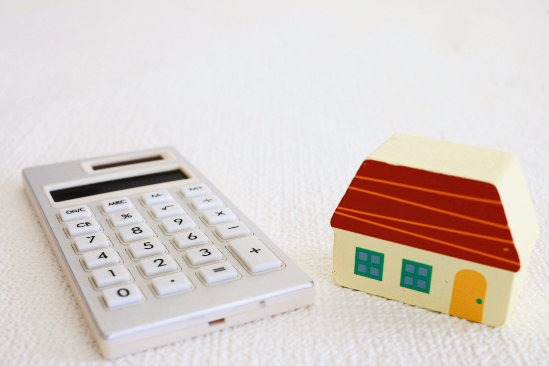 電卓と家の模型