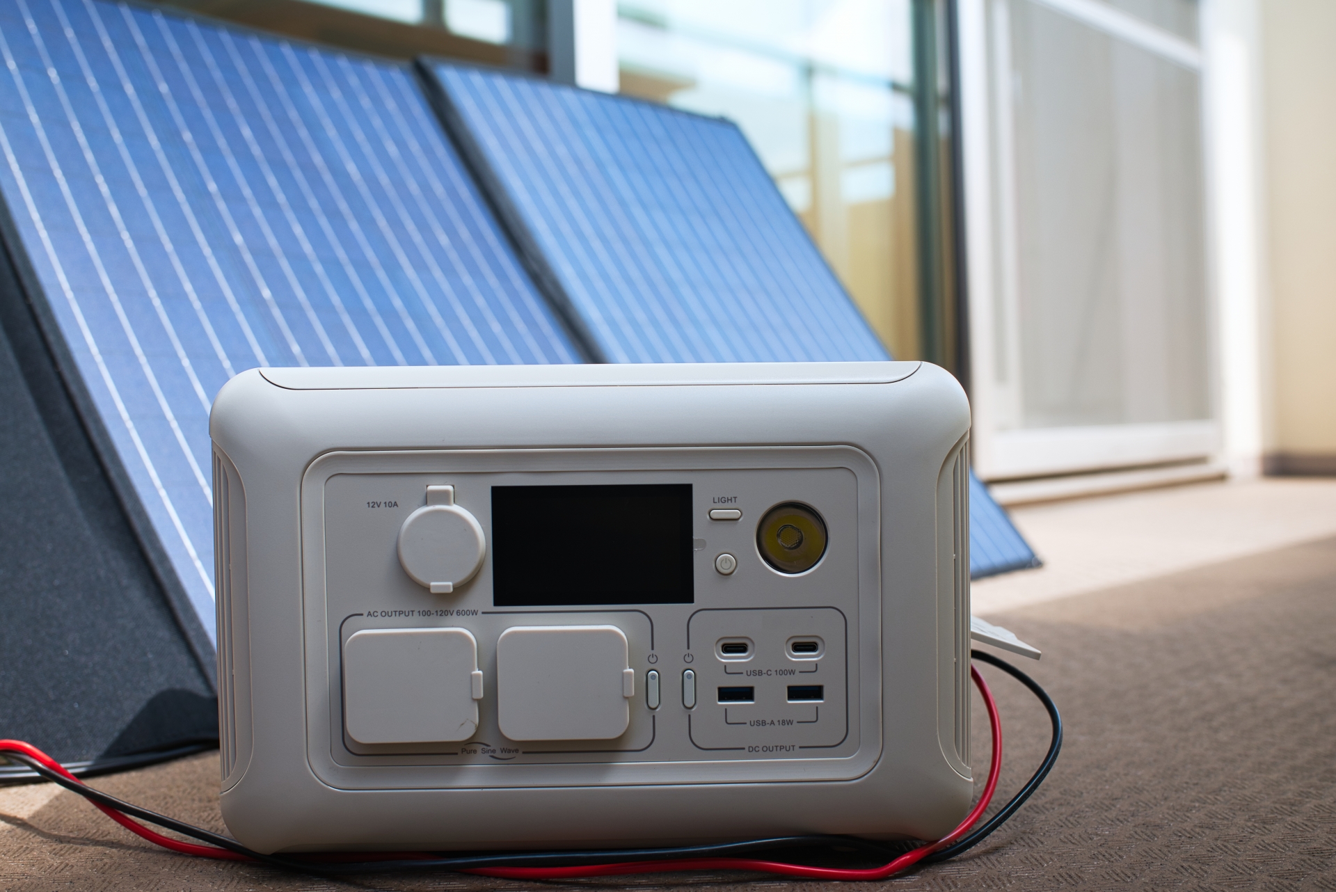 ポータブル電源とソーラーパネル