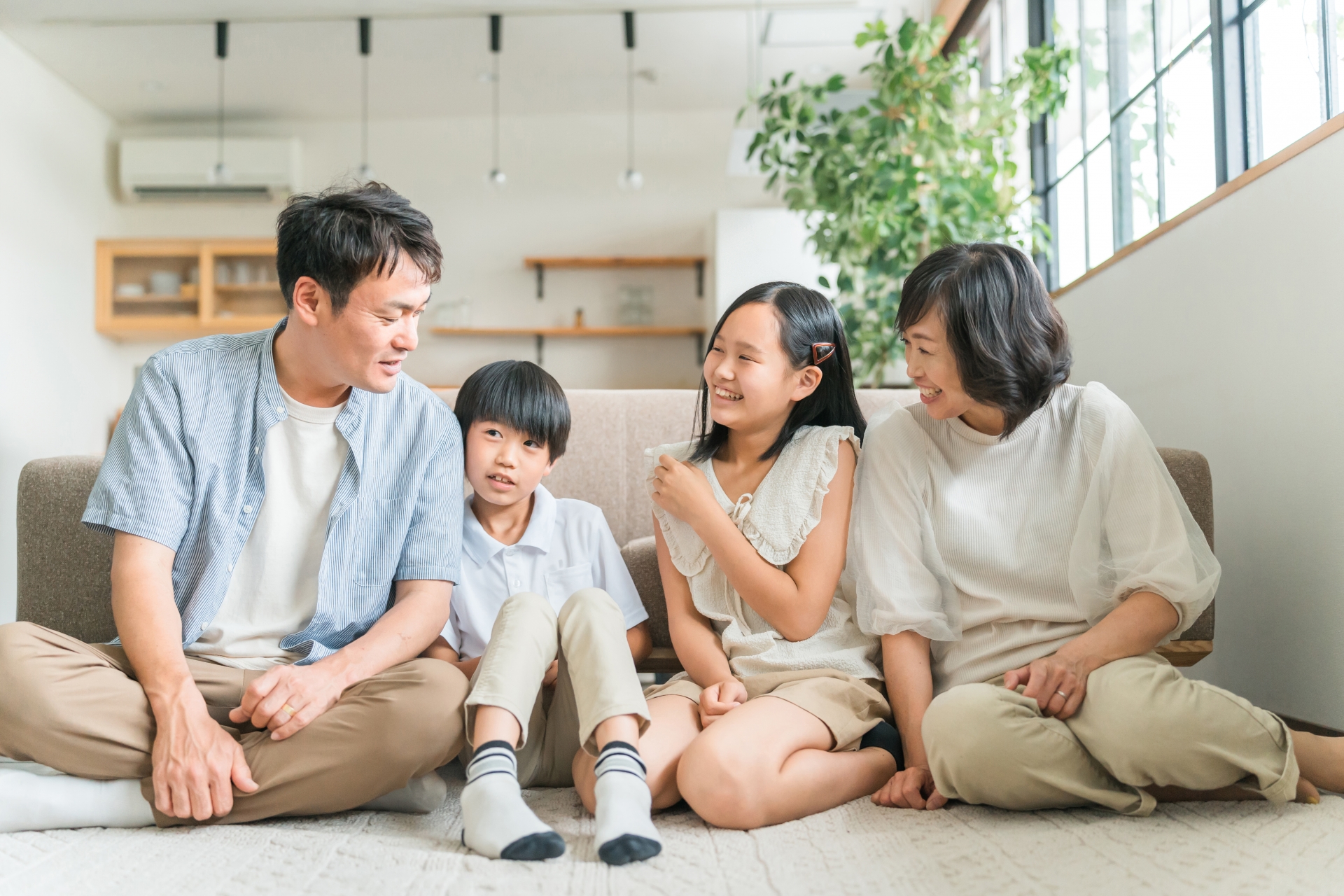 リビングで団欒するファミリー・三世代家族