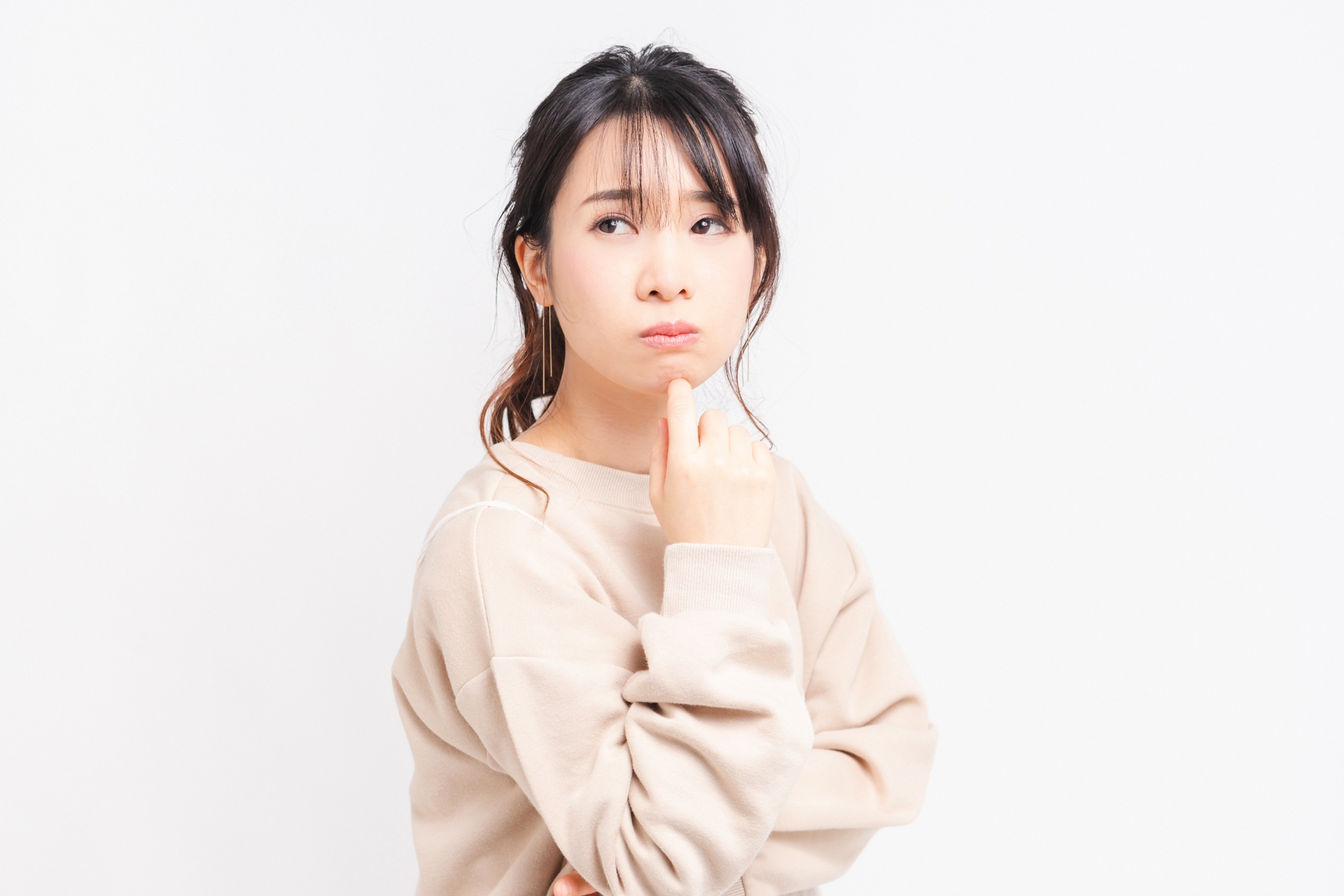 悩み事を抱える若い女性