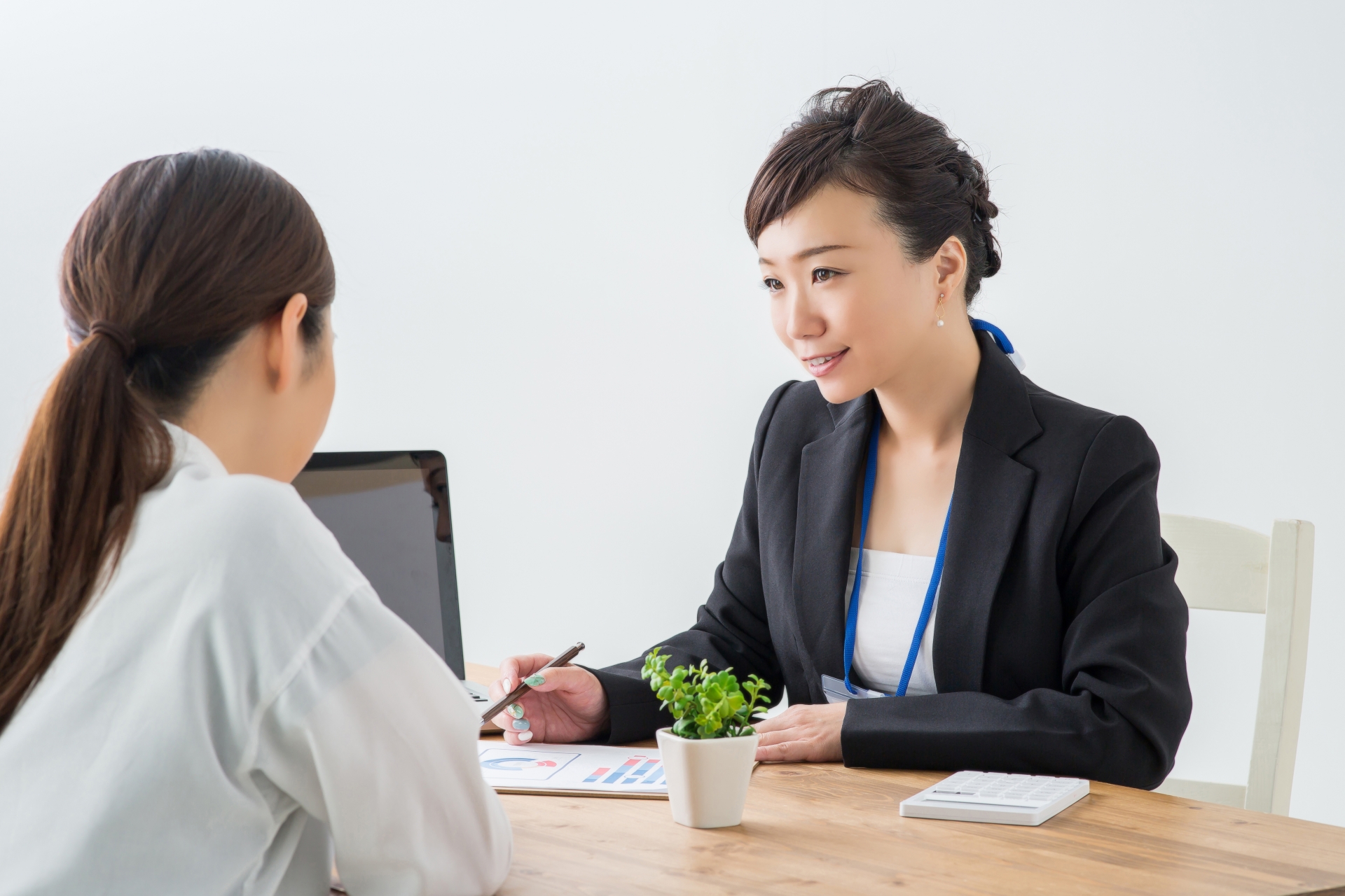 説明するビジネスウーマン