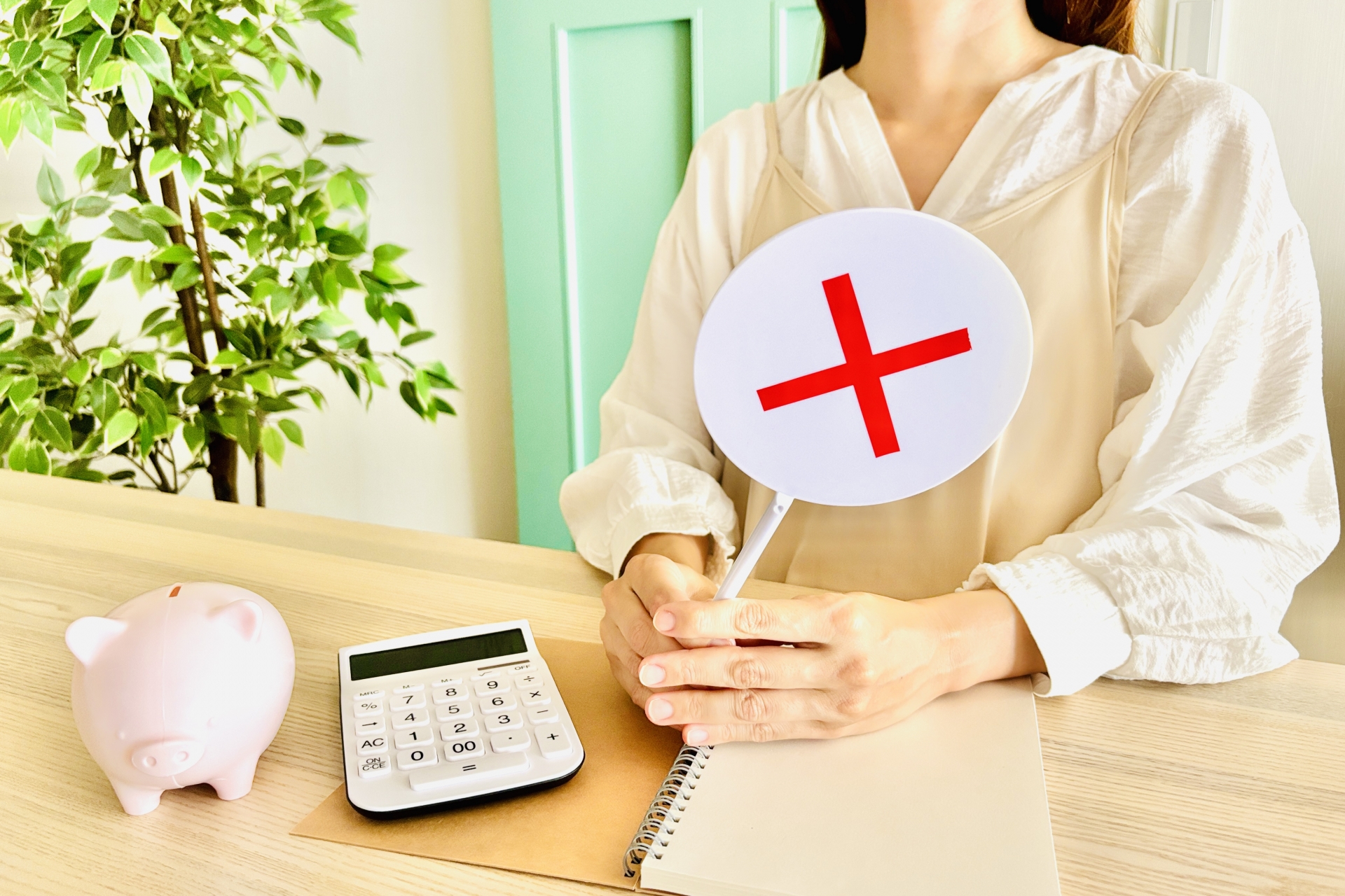 エプロン姿の女性と家計のNGのイメージ