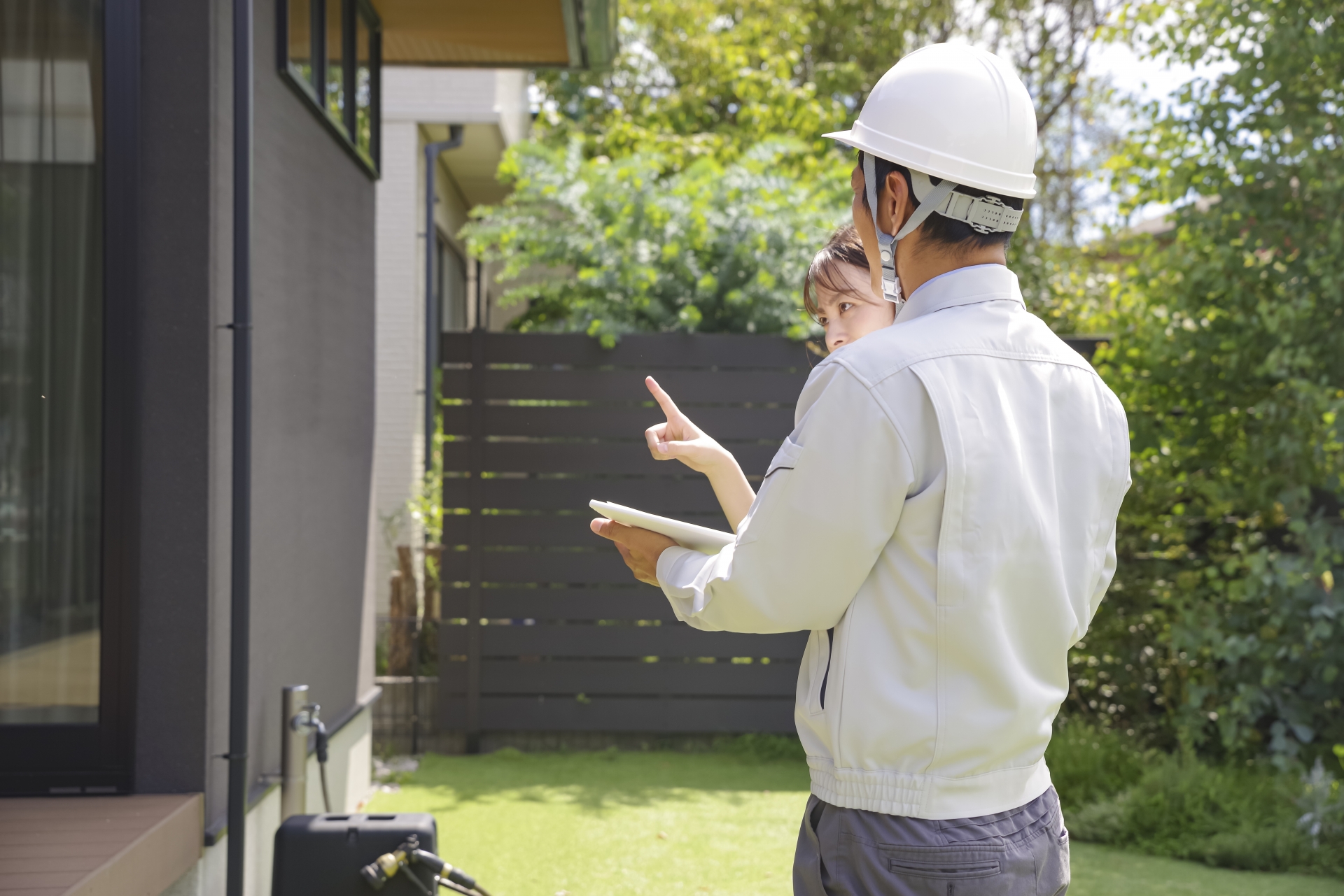 住宅の打ち合わせをする建築業者と女性