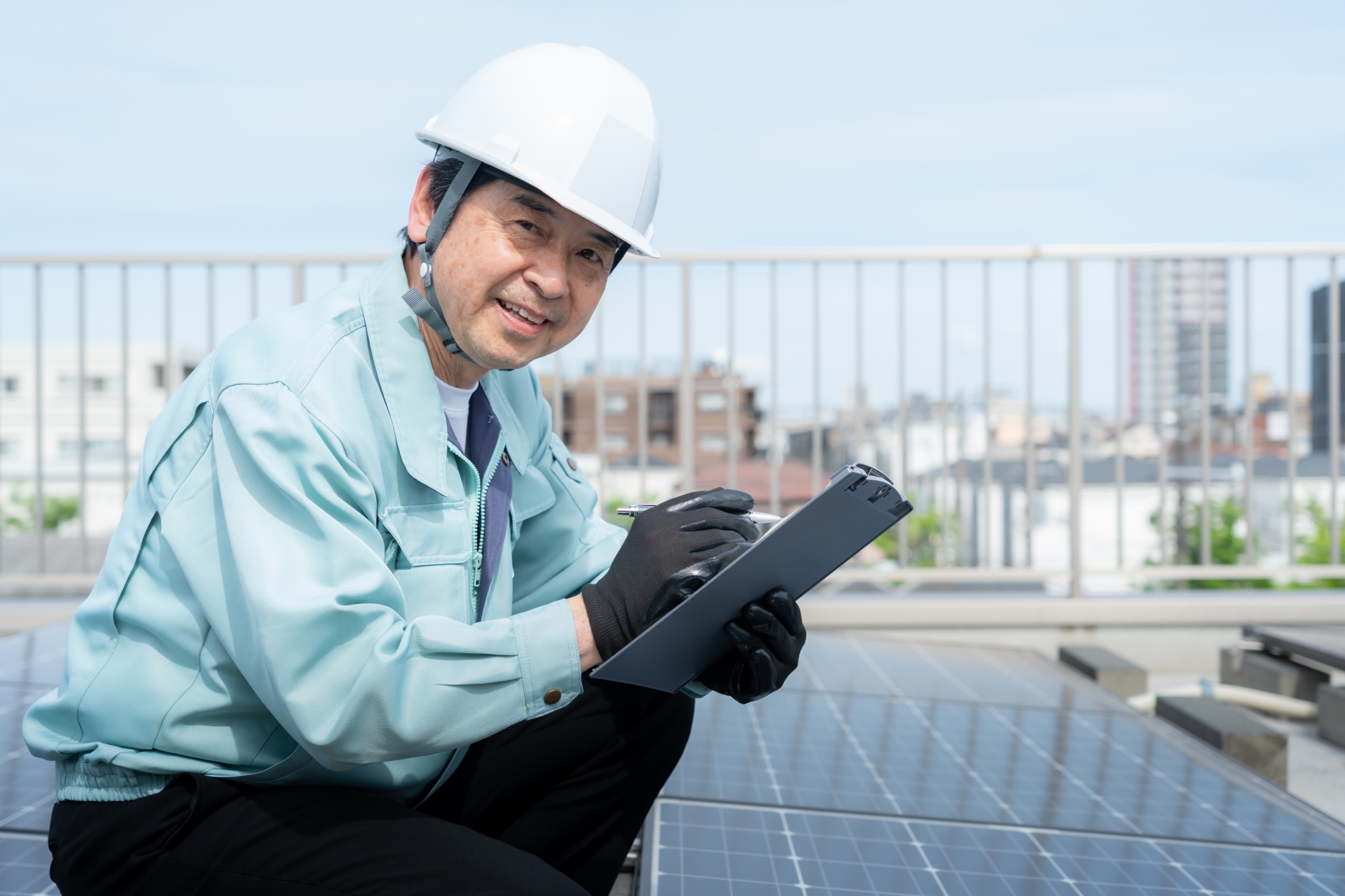 ソーラーパネルをメンテナンスする作業員