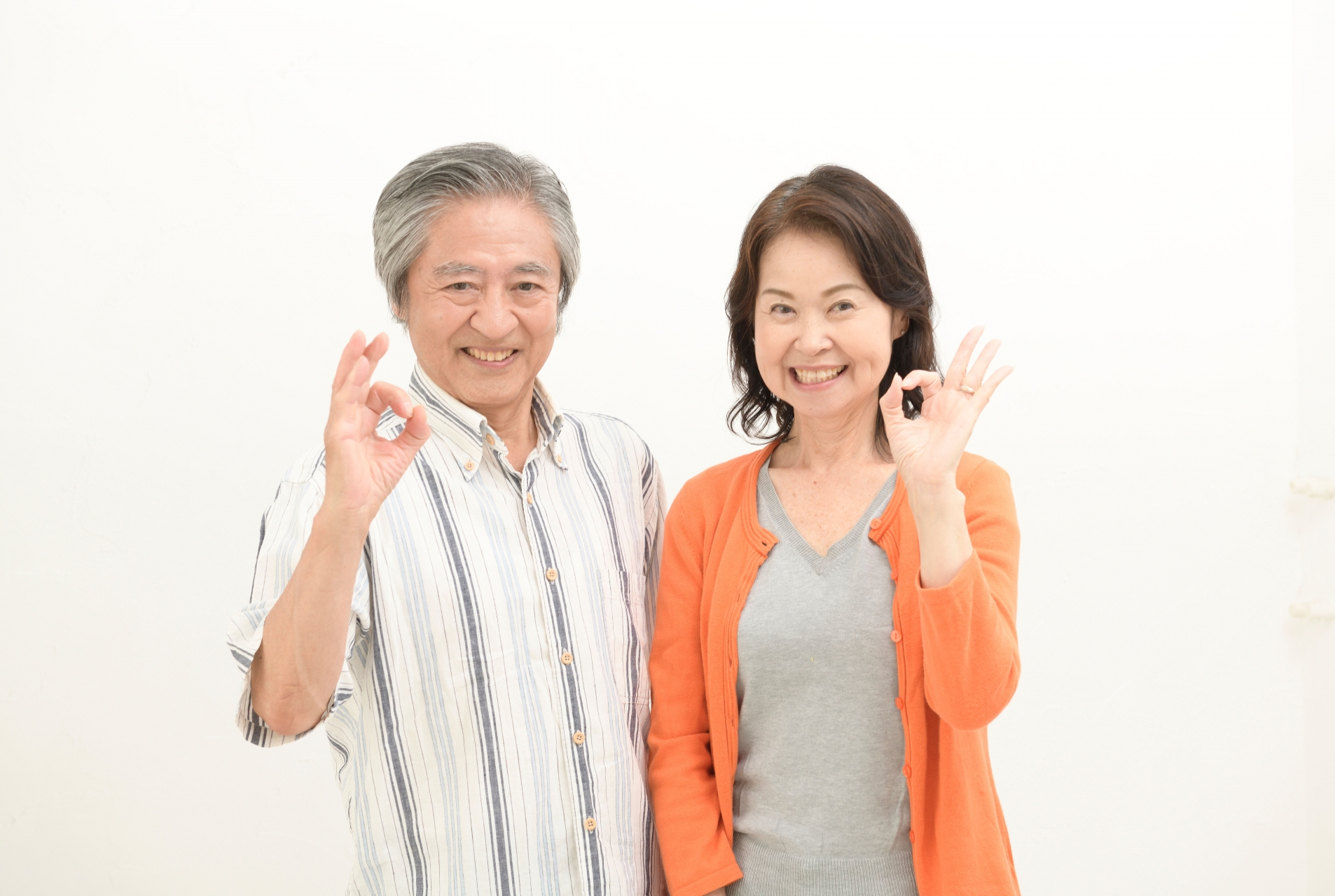 OKサインをする老夫婦