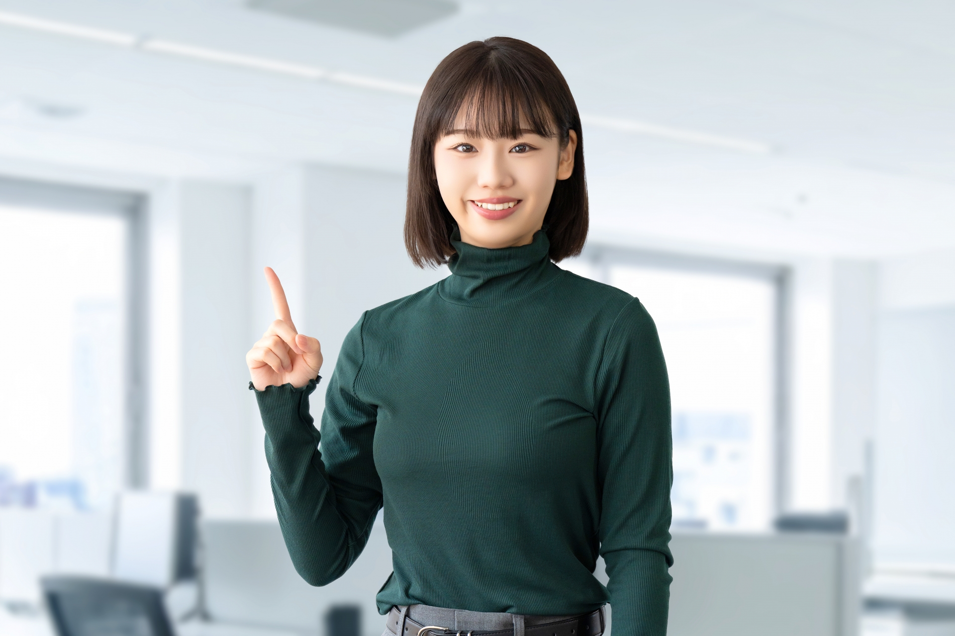人差し指を立てている女性