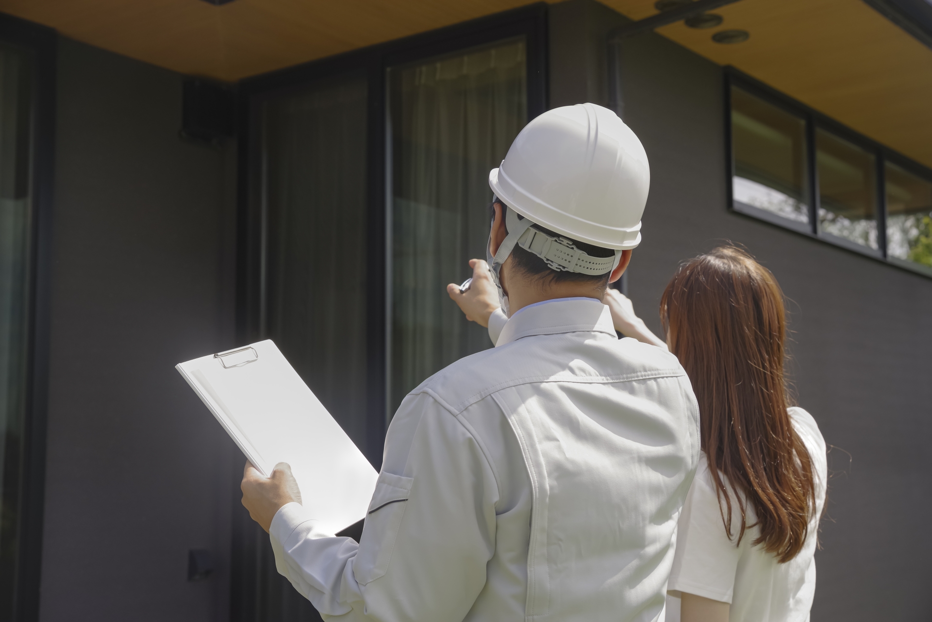 住宅の打ち合わせをする建築業者と女性