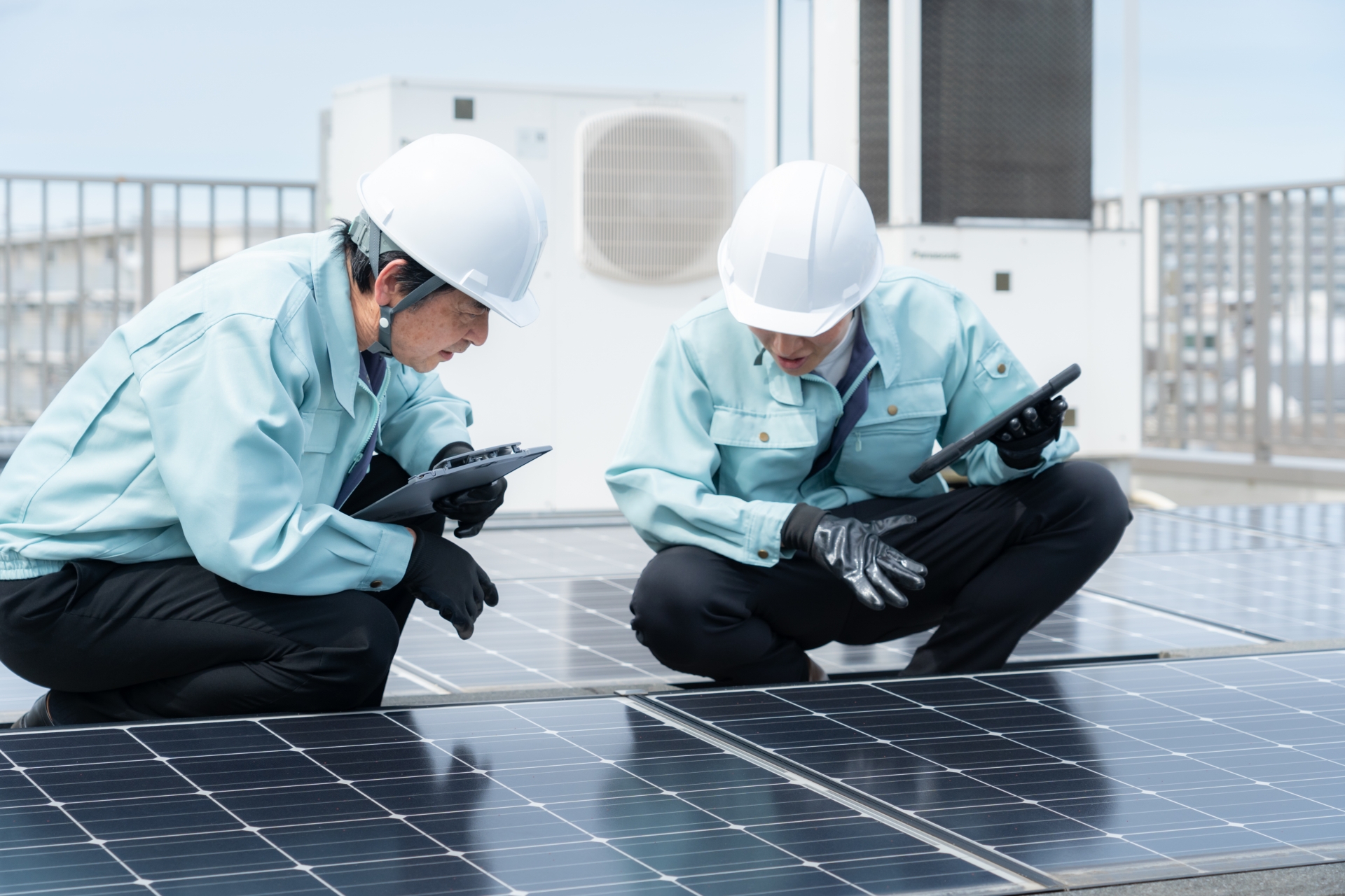 ソーラーパネルをメンテナンスする作業員