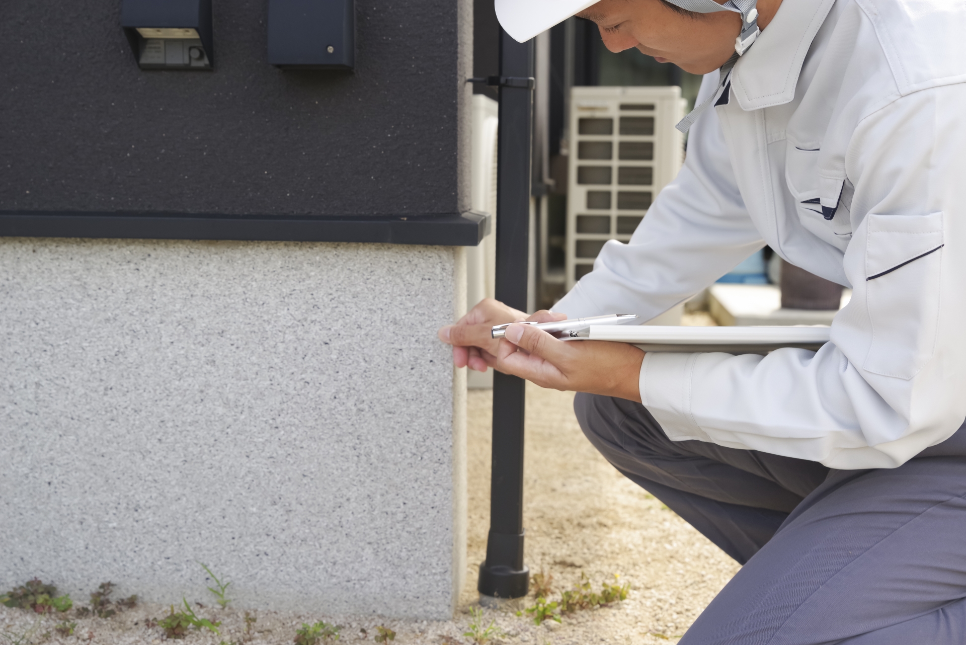 住宅の基礎部分をチェックする男性