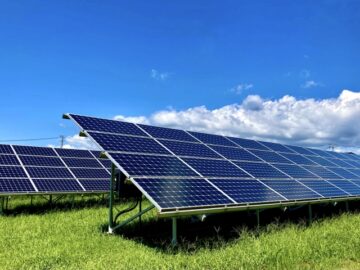 太陽光発電は東向きでも設置できる？パネルの向きによる発電量の比較や発電効率を上げる方法を解説