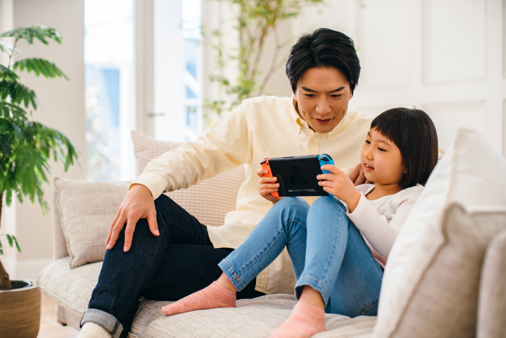 父にゲーム画面を見せる娘