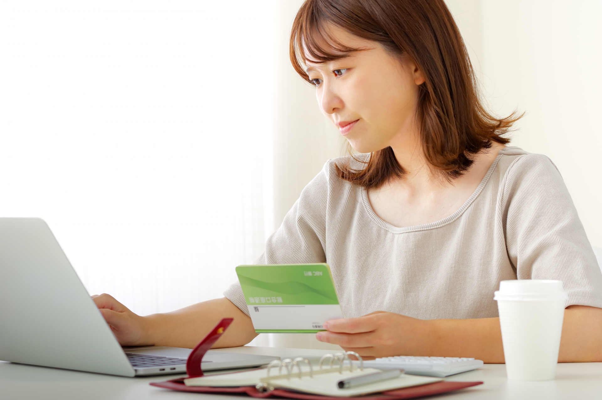 お金の計算をする若い女性