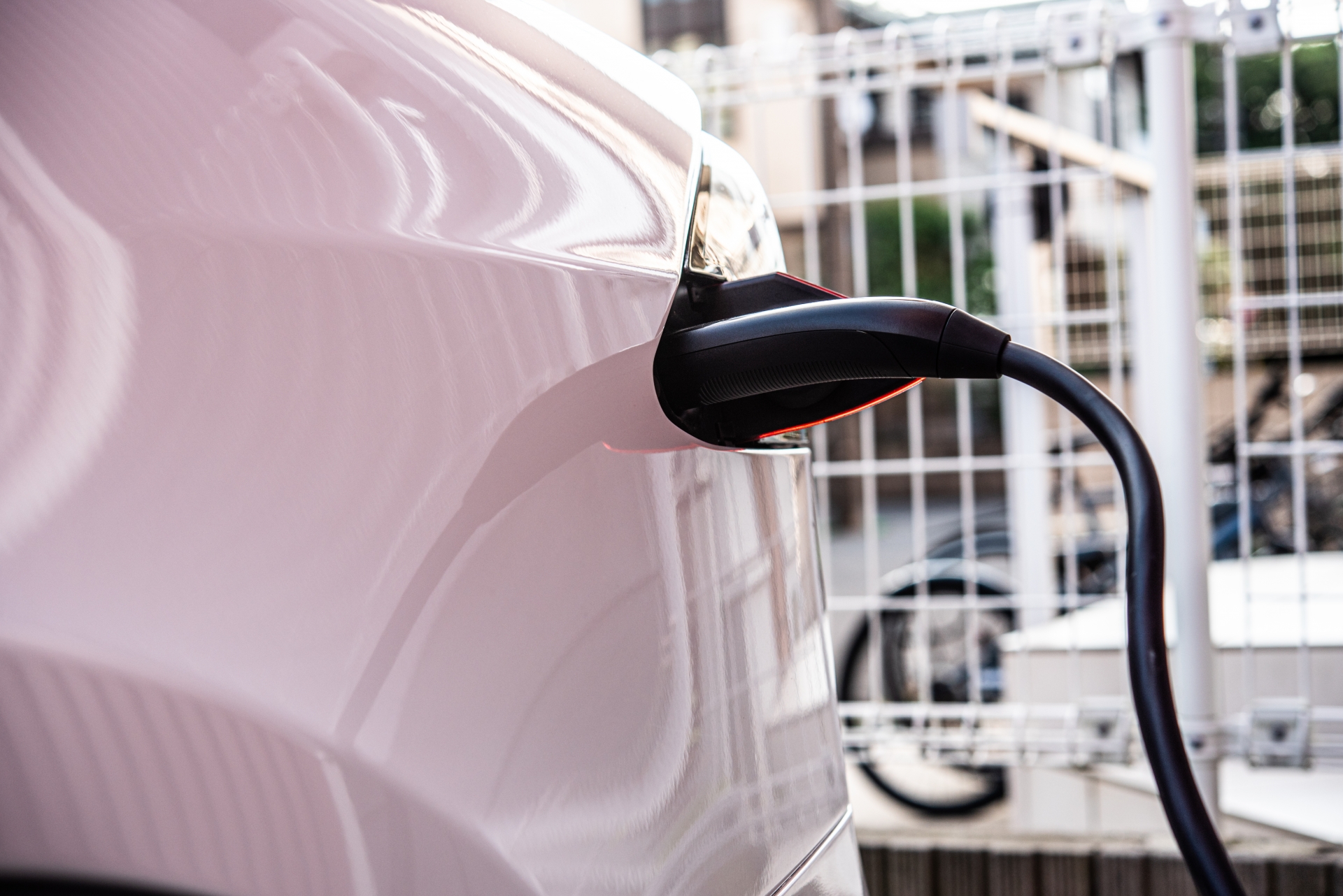 自宅で充電中の電気自動車（クローズアップ）