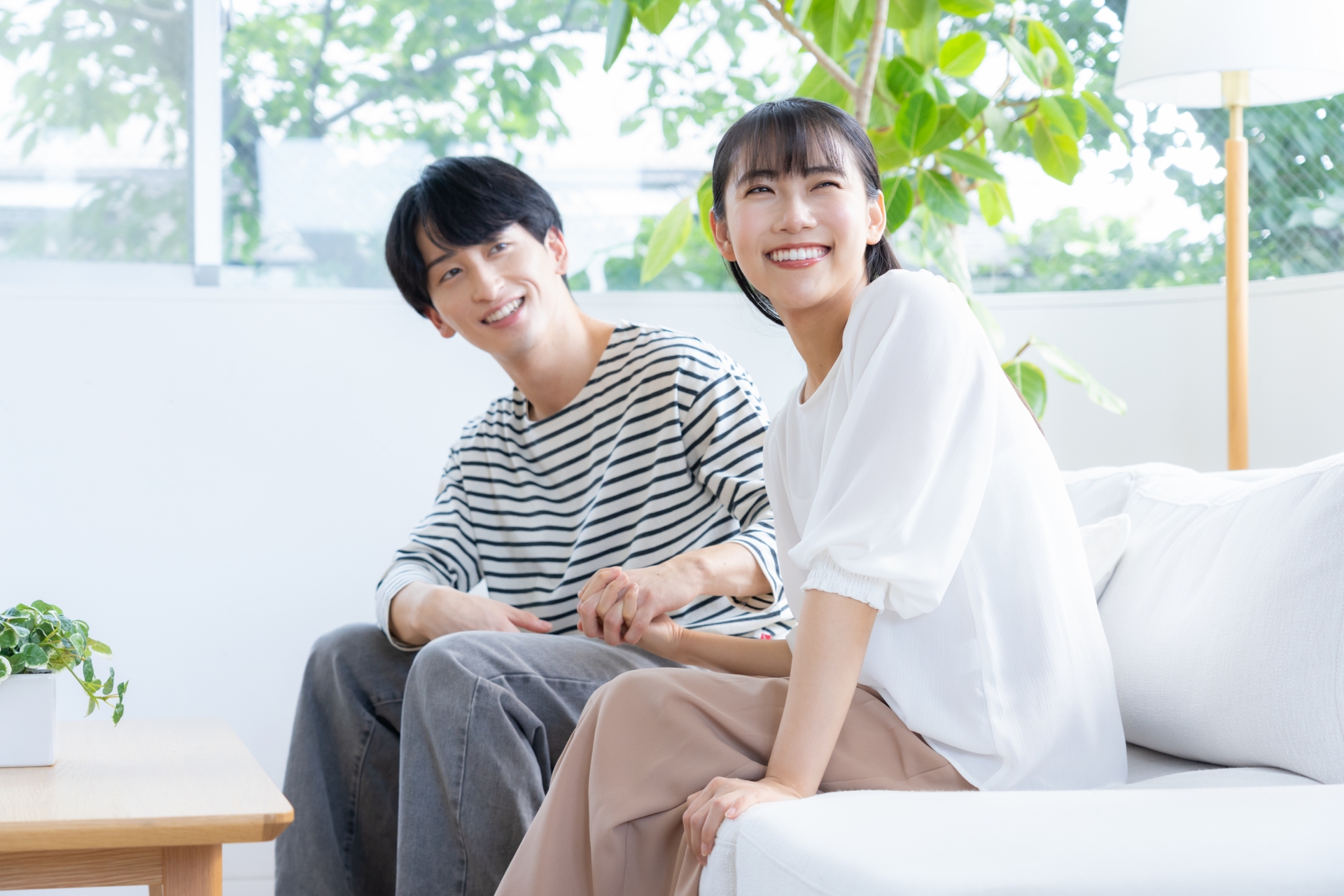 リビングでくつろぐ若いカップル