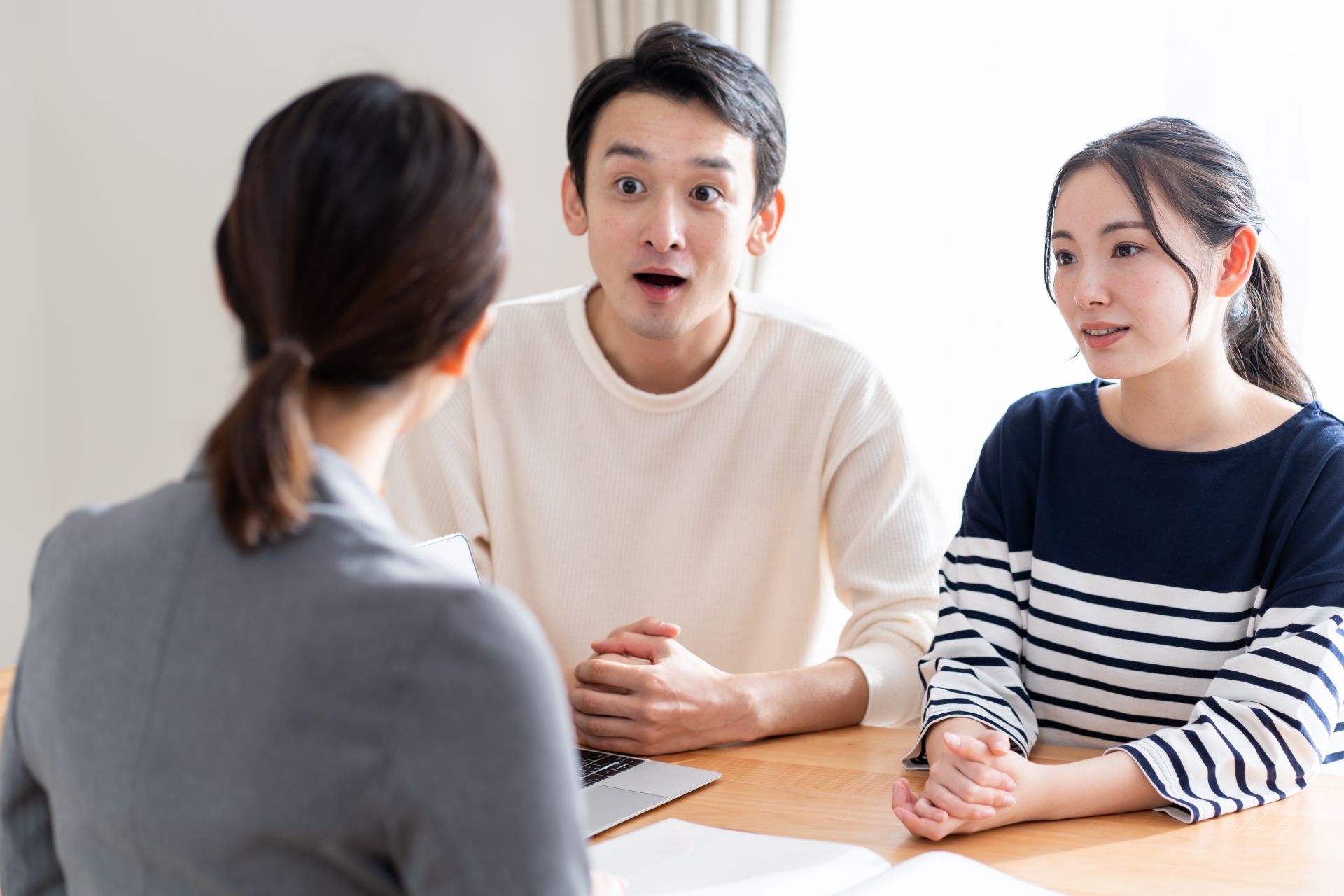 話しを聞くカップル