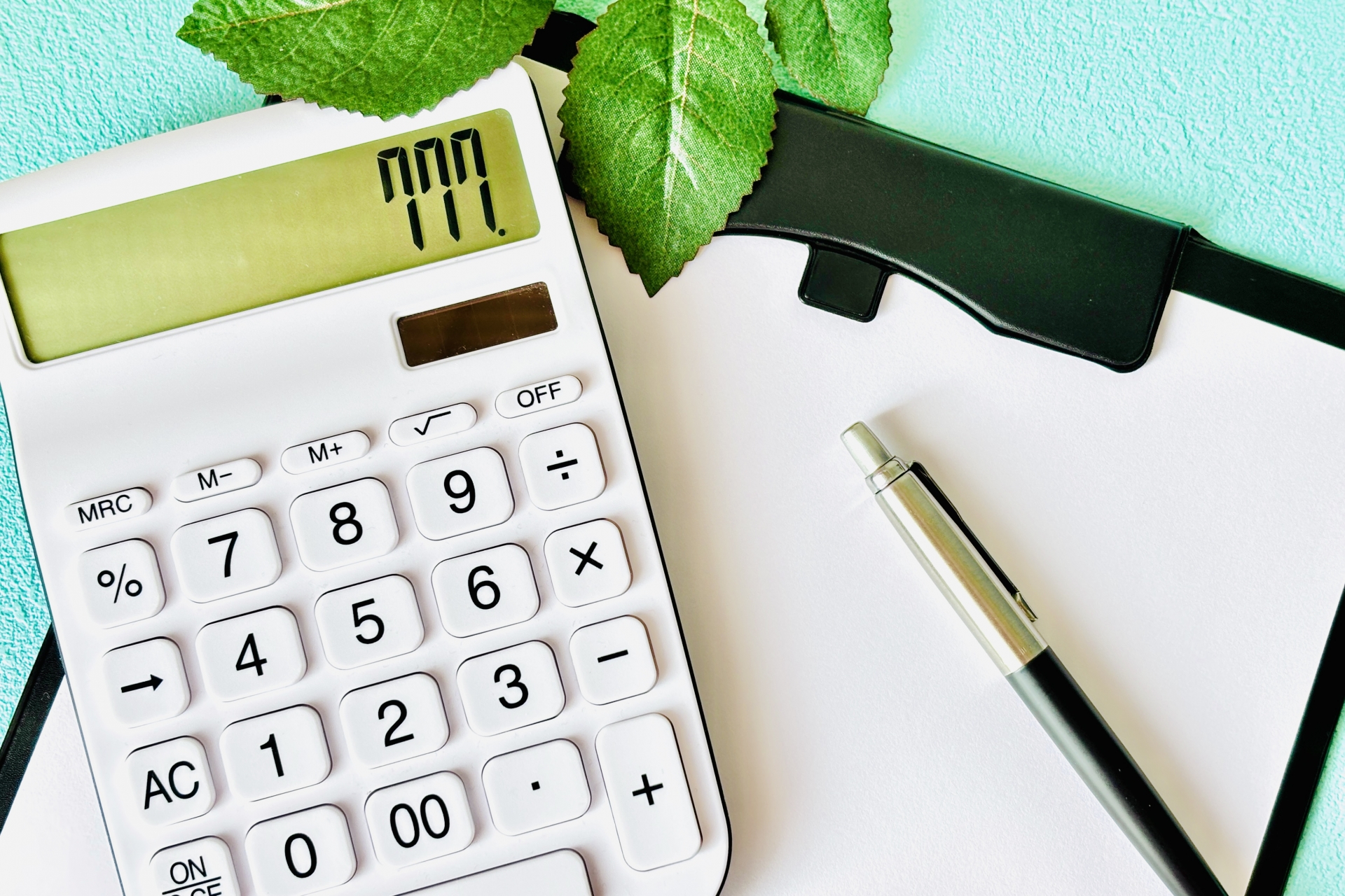 バインダーと電卓で見積や買取のイメージ