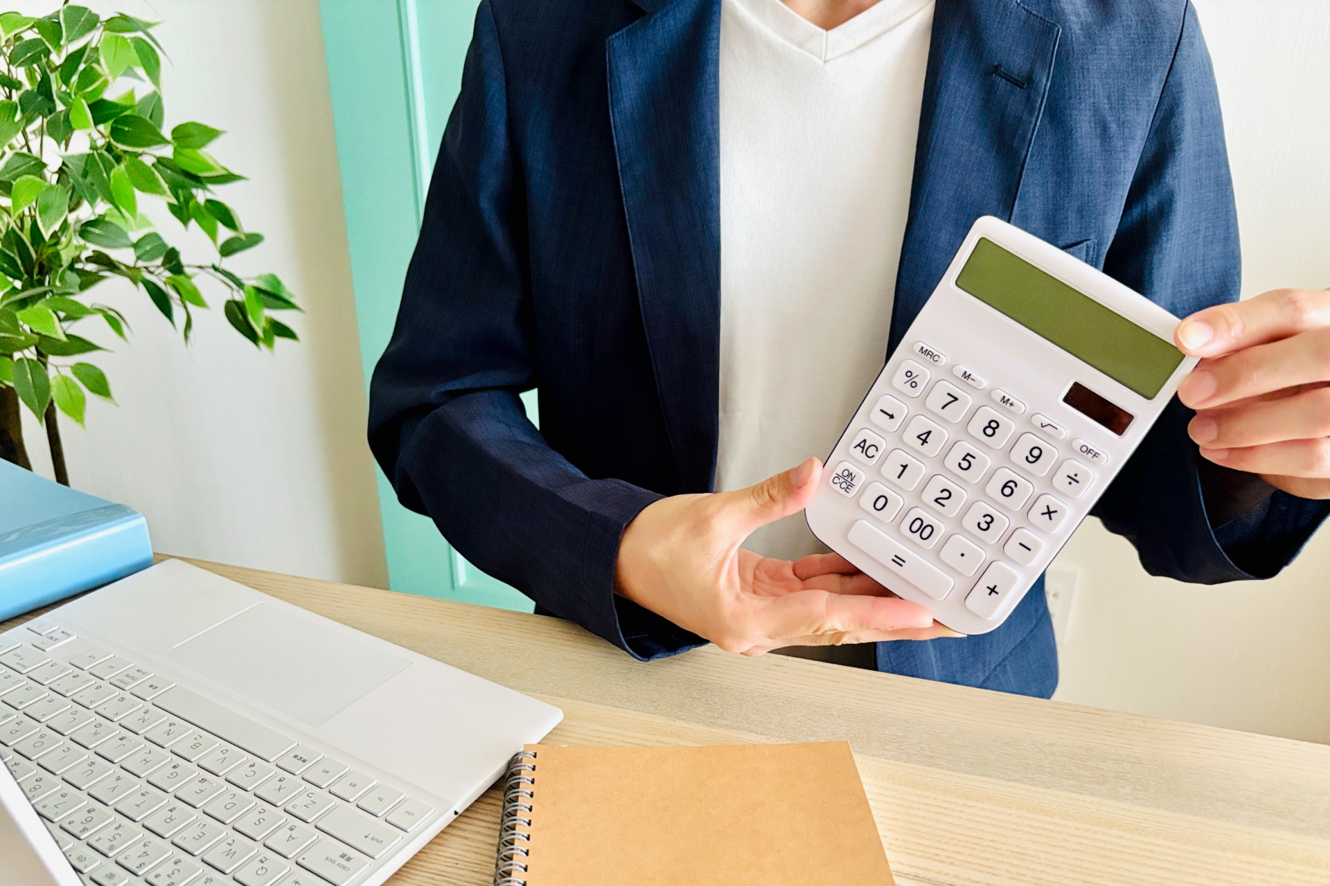 電卓を持つ男性