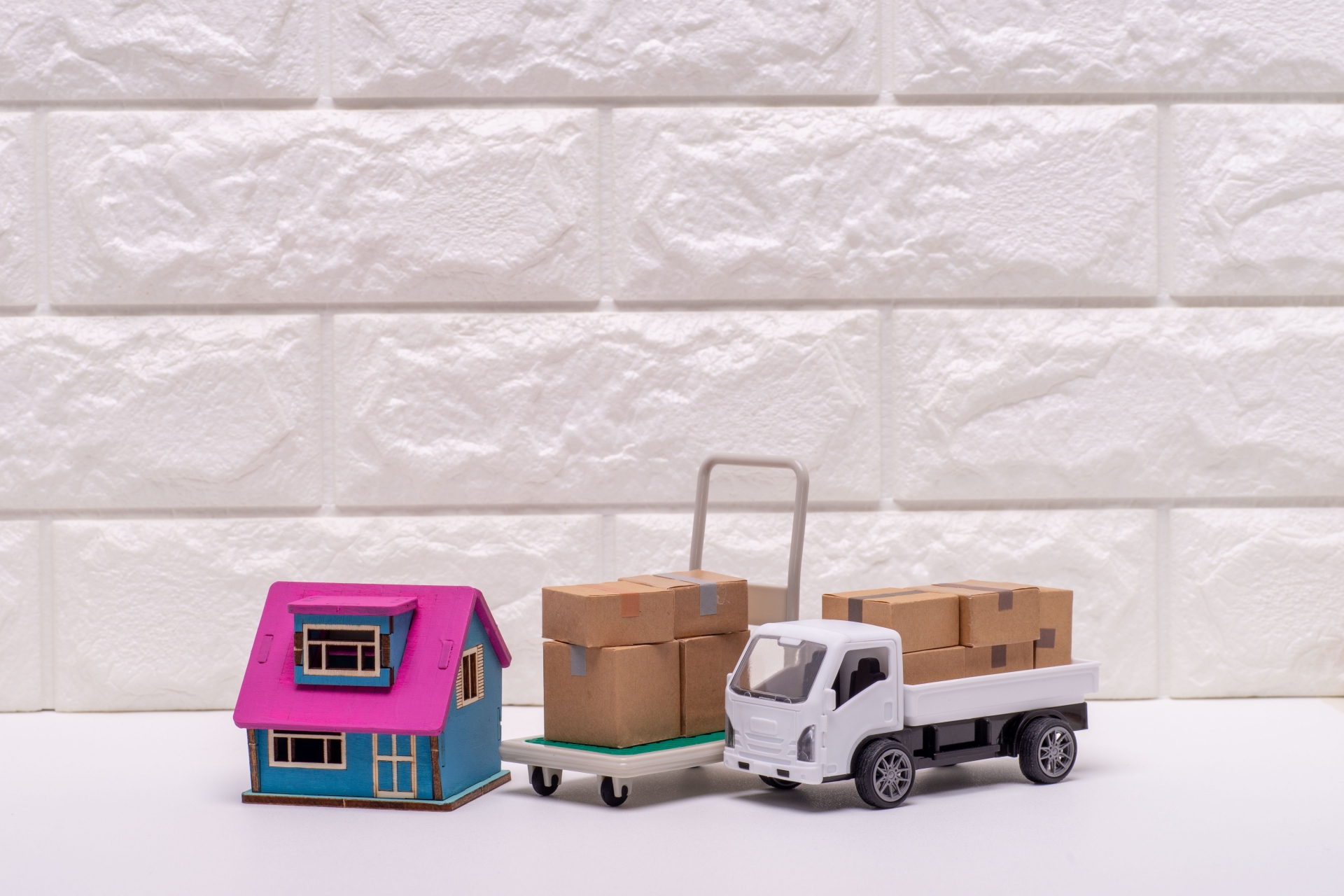 戸建住宅と荷物の配達のイメージ