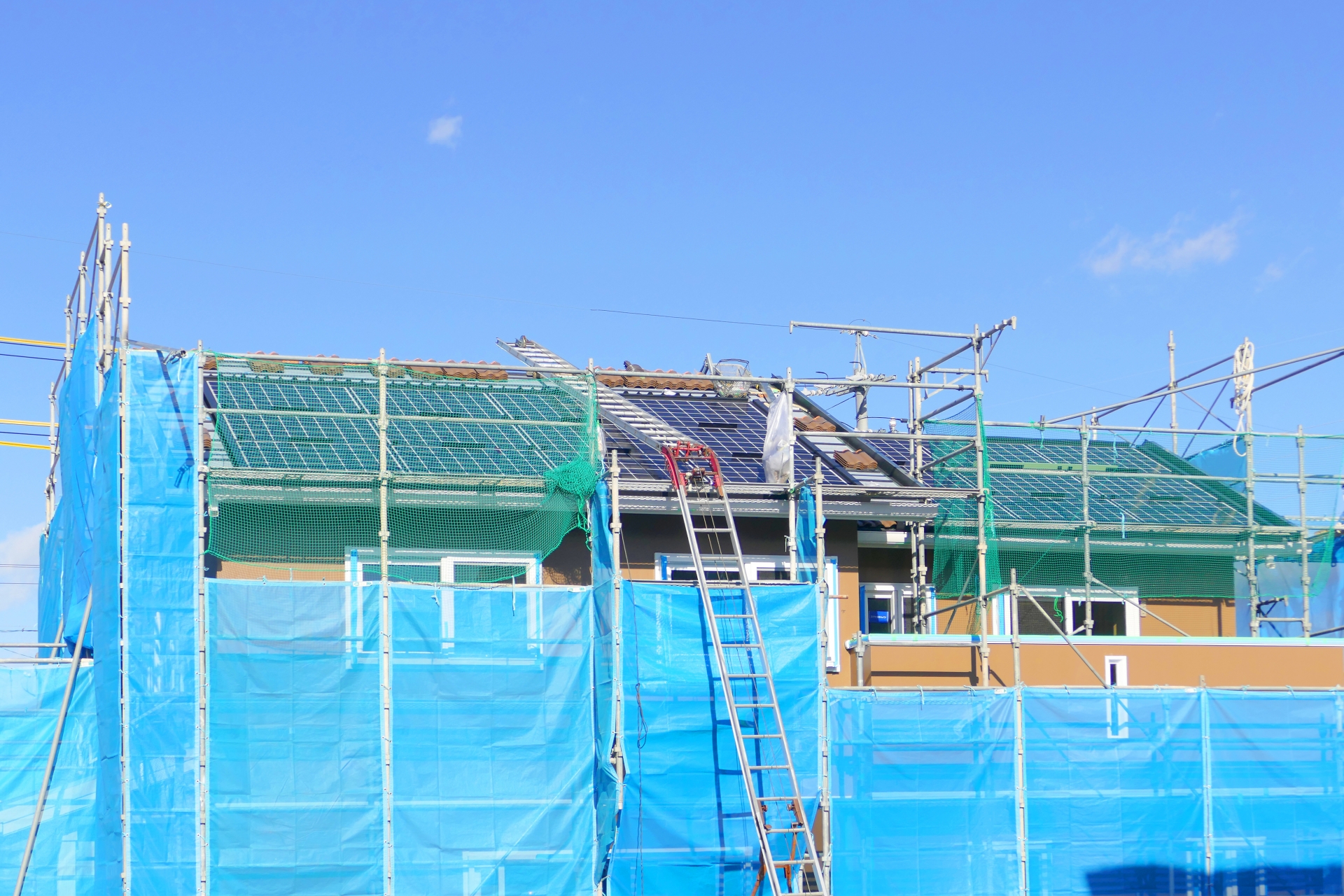 屋根瓦を葺く作業中