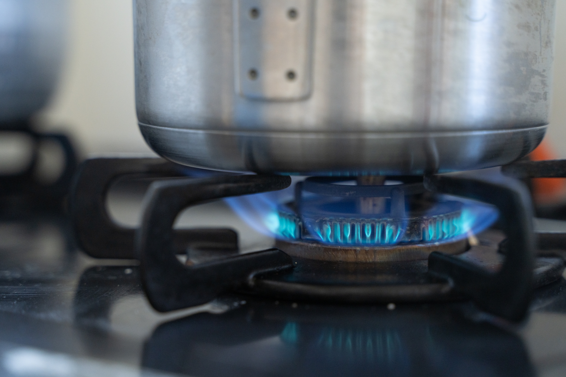 鍋に火をかける