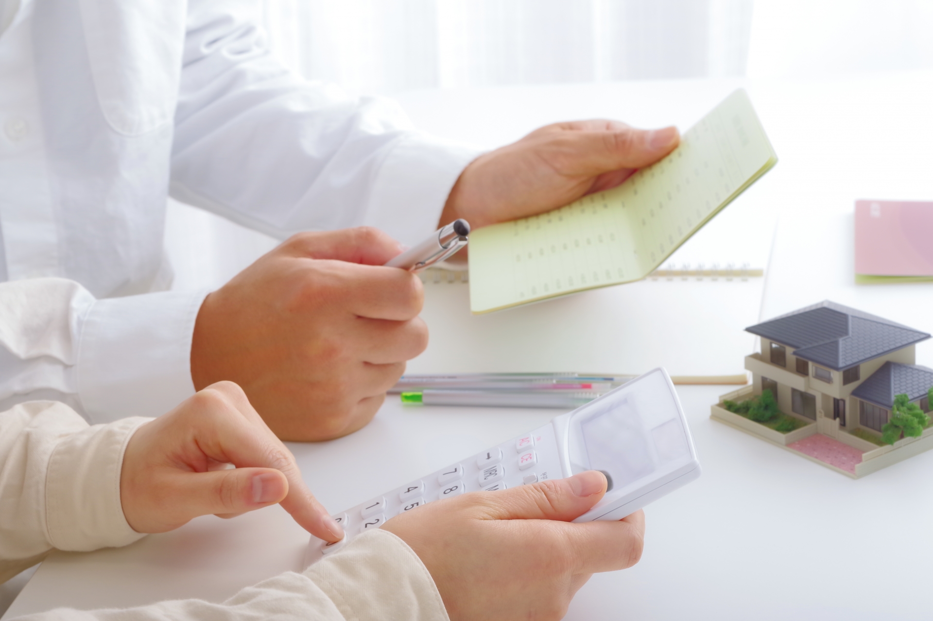 家庭のお金のことについて話し合う夫婦