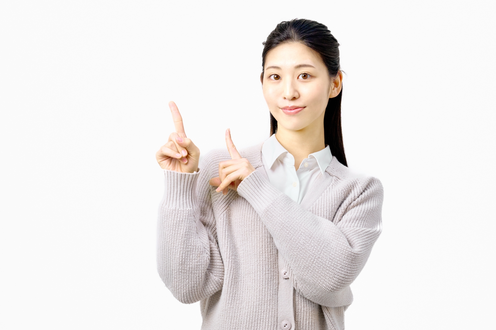 指差しポーズで案内する女性