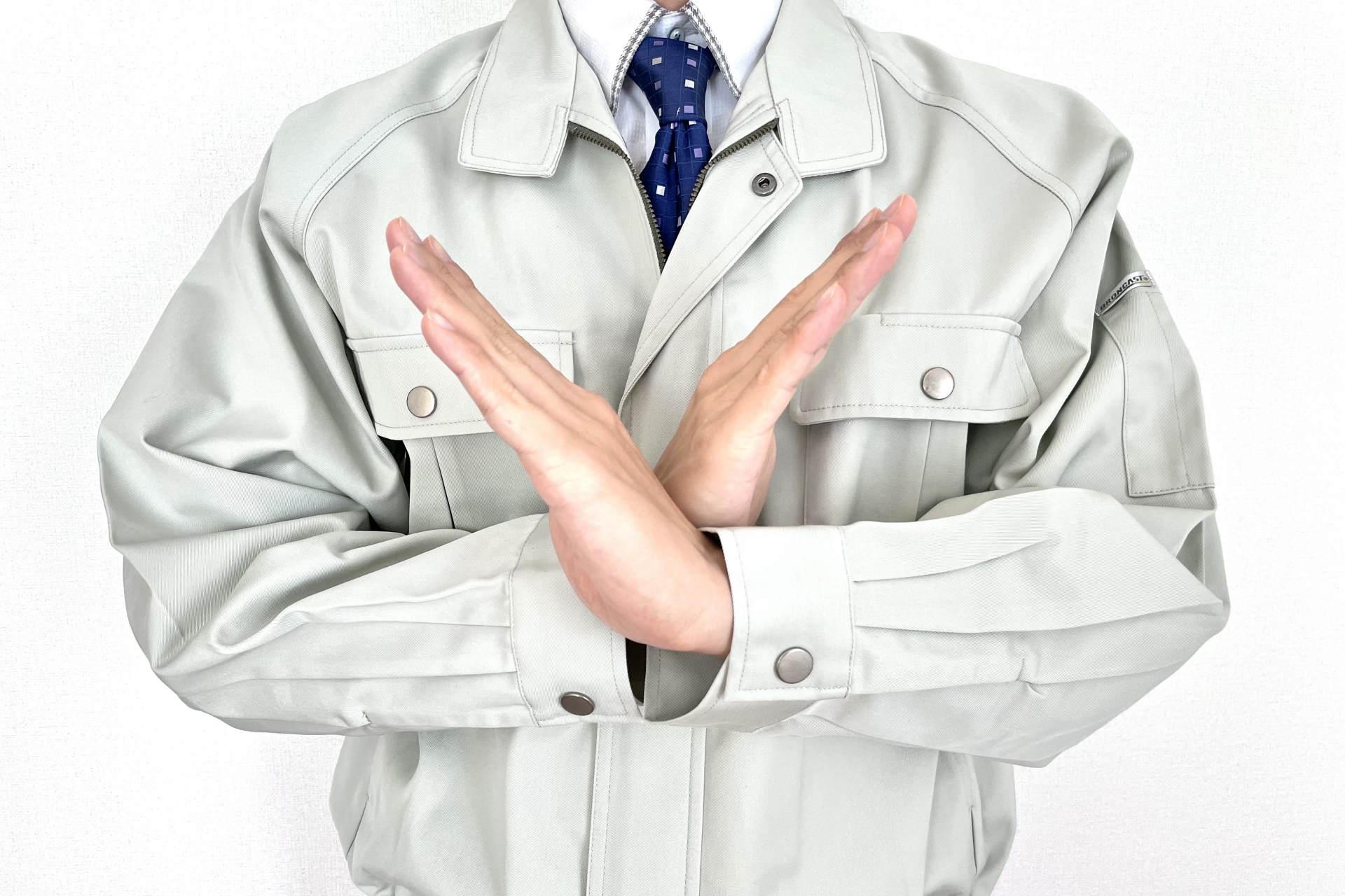 手でバツを作る男性作業員 禁止のイメージ