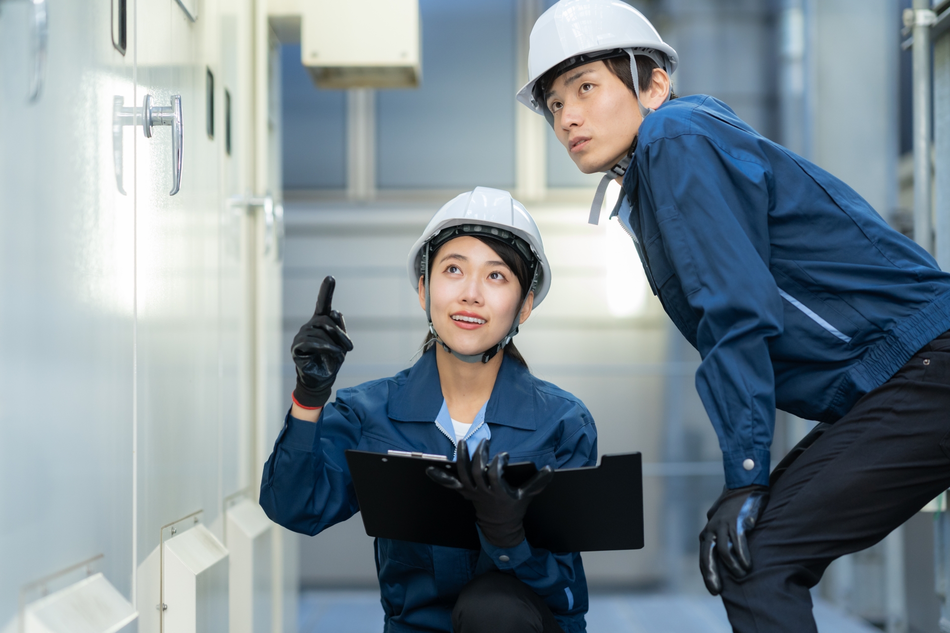 ビルメンテナンスする男女のエンジニア