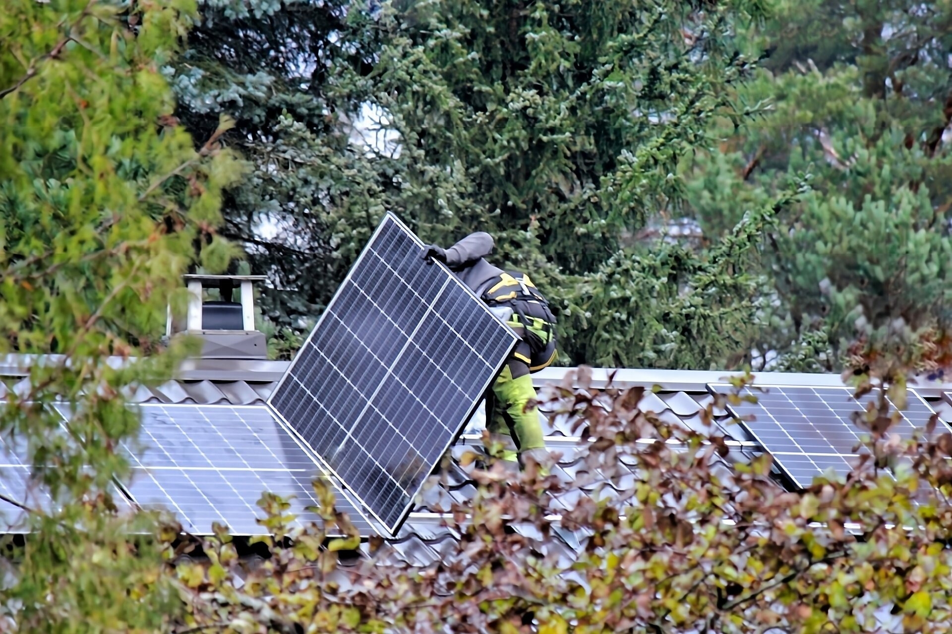 ソーラ－パネルの取り付け作業 2