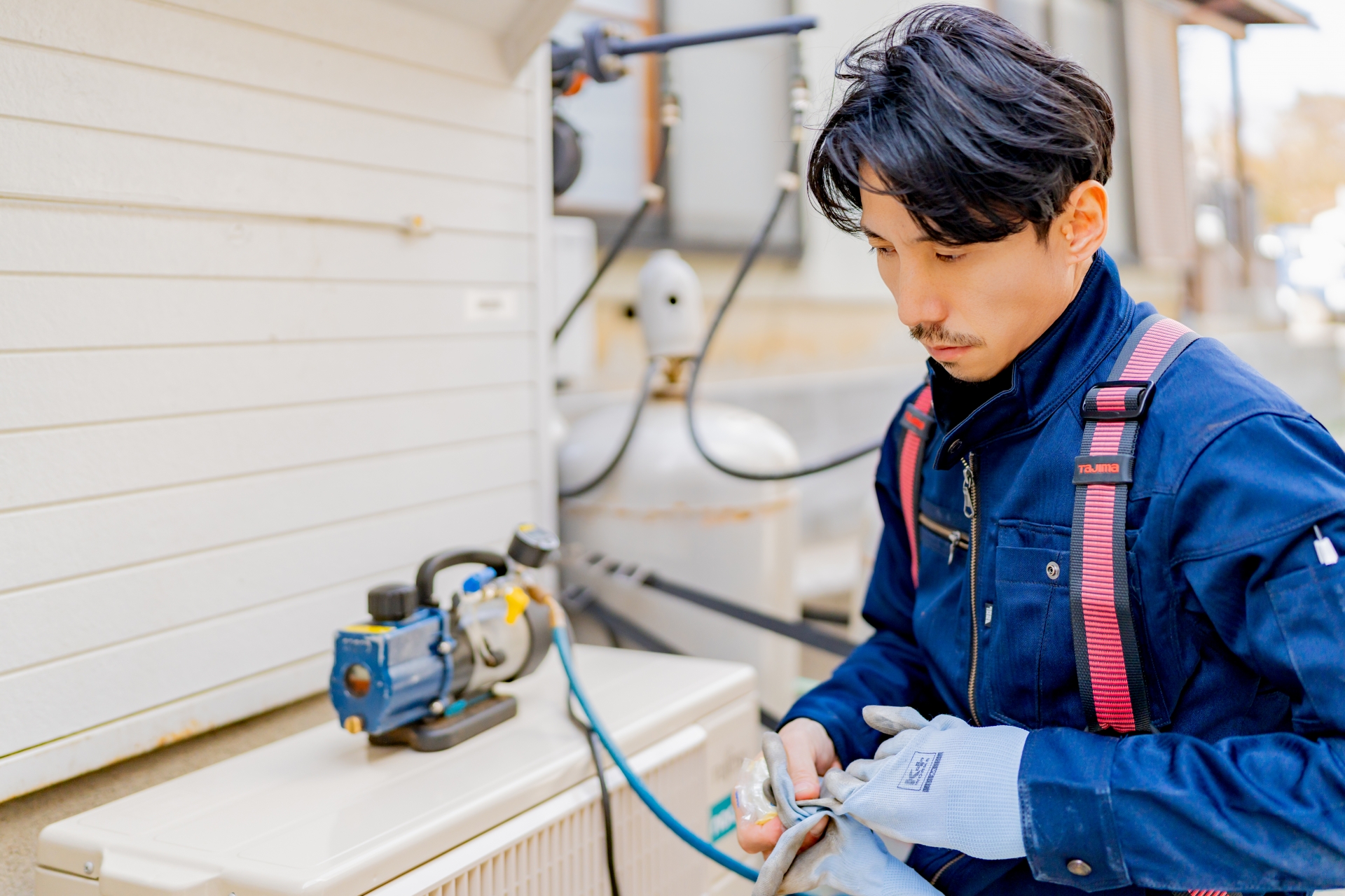 室外機の設置をする電気工事士