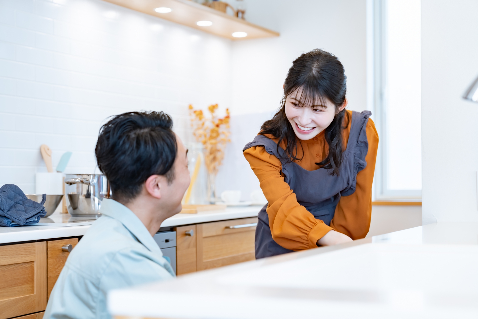 業者にキッチンをみてもらう主婦